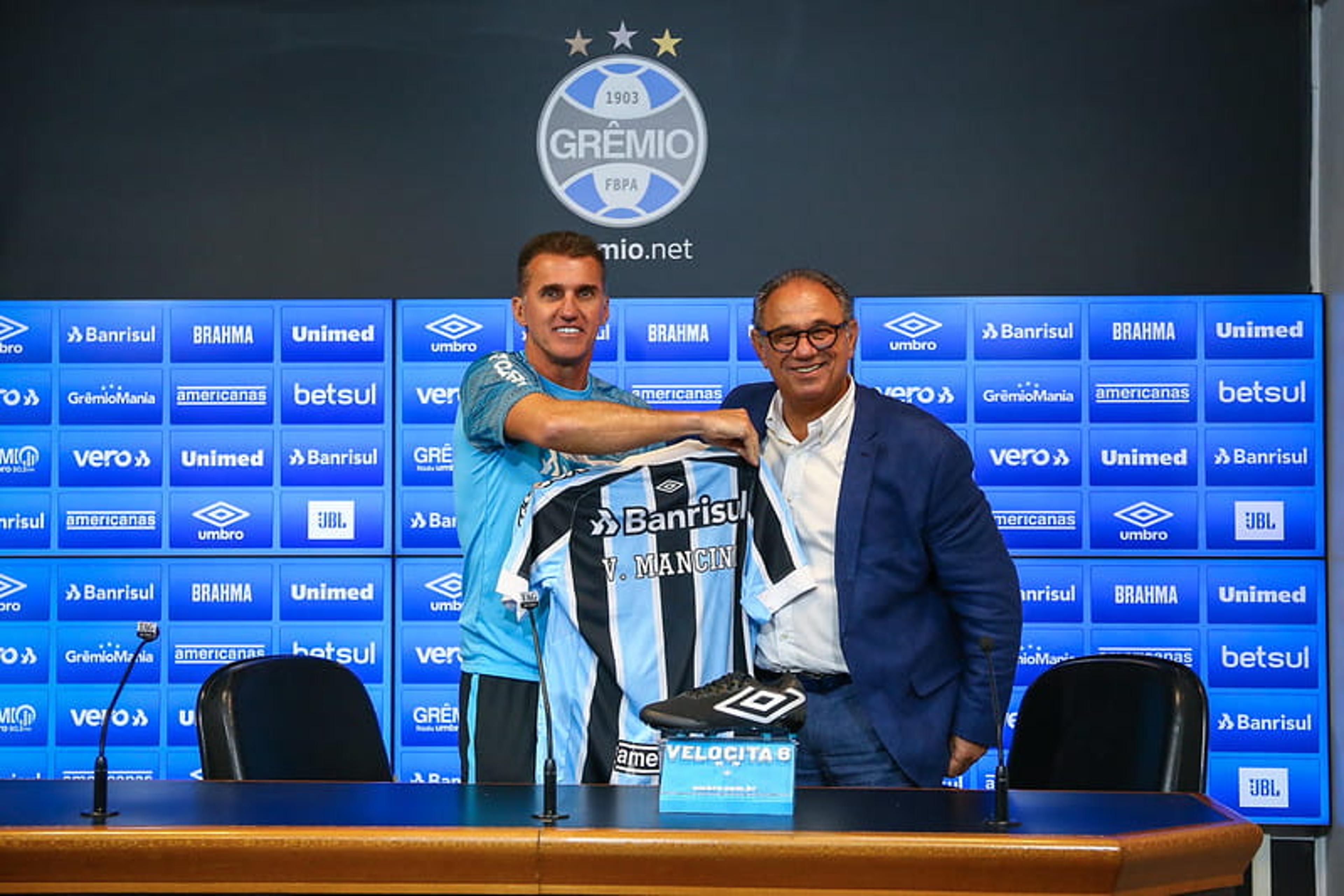 Apresentado, Mancini exalta o Grêmio e elogia elenco do clube: ‘Tem condições de começar uma reação’