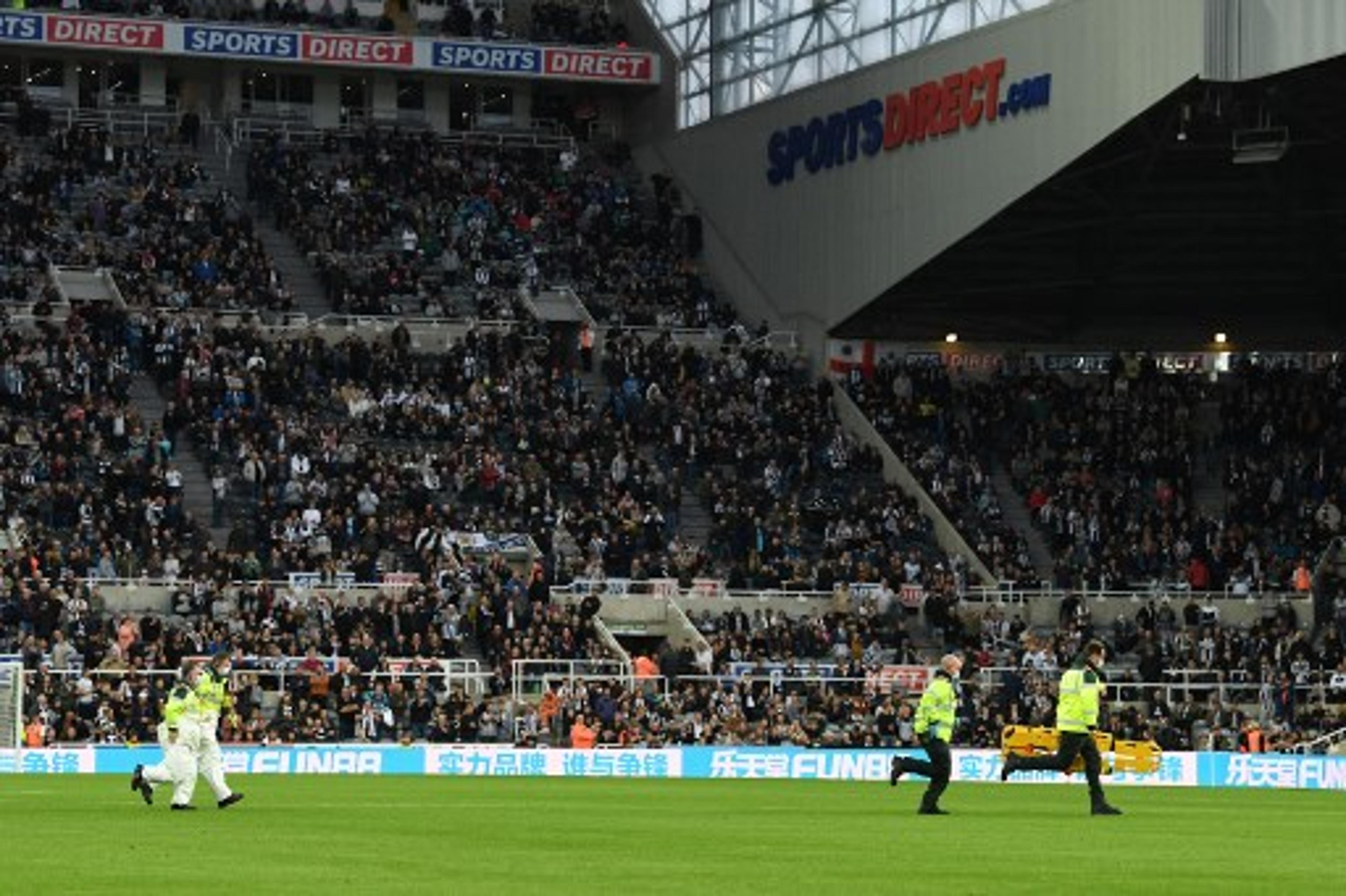 Duelo entre Newcastle e Tottenham é interrompido após torcedor passar mal na arquibancada