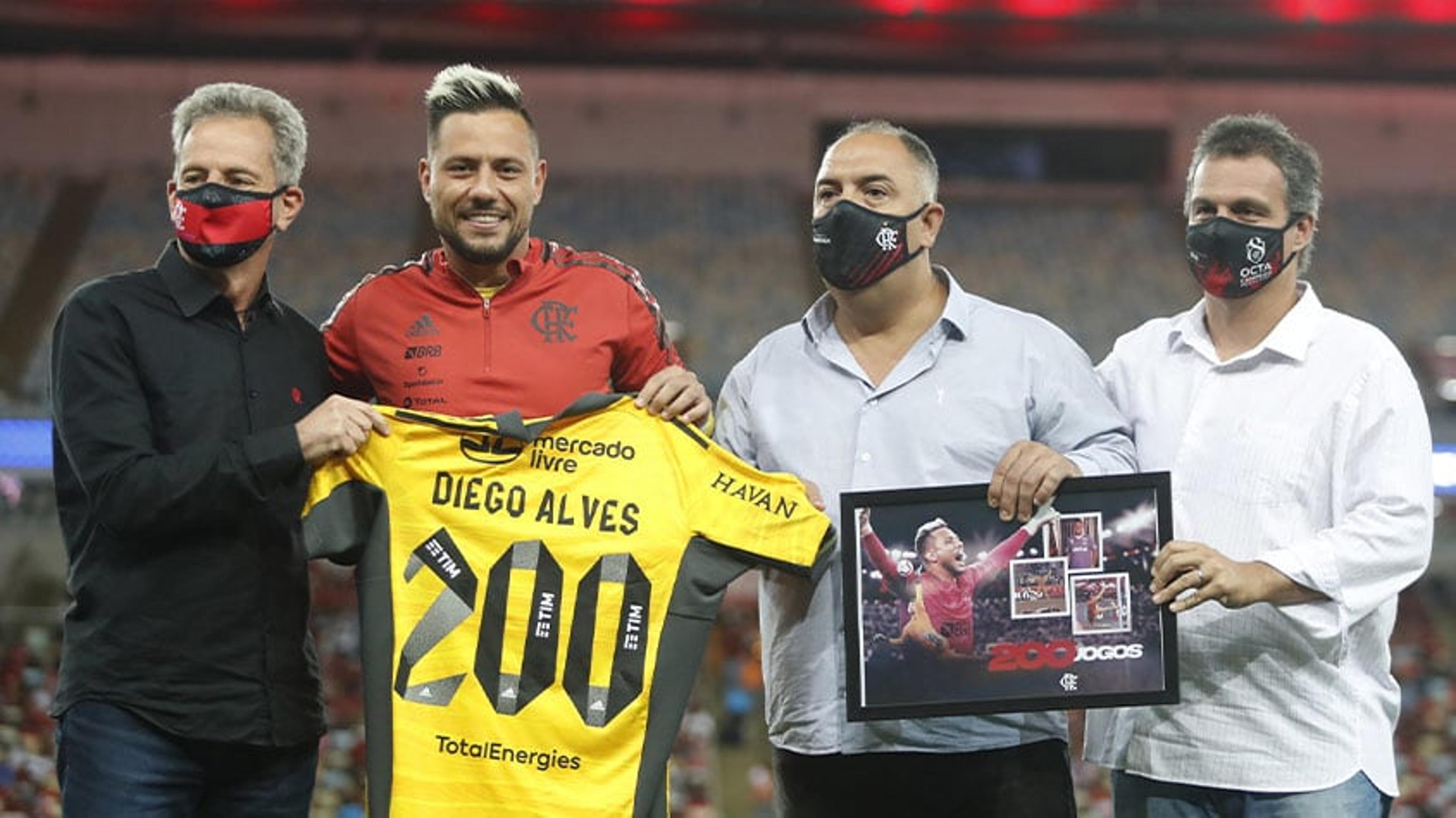 200 jogos no Flamengo: Diego Alves é homenageado antes da partida contra o Cuiabá