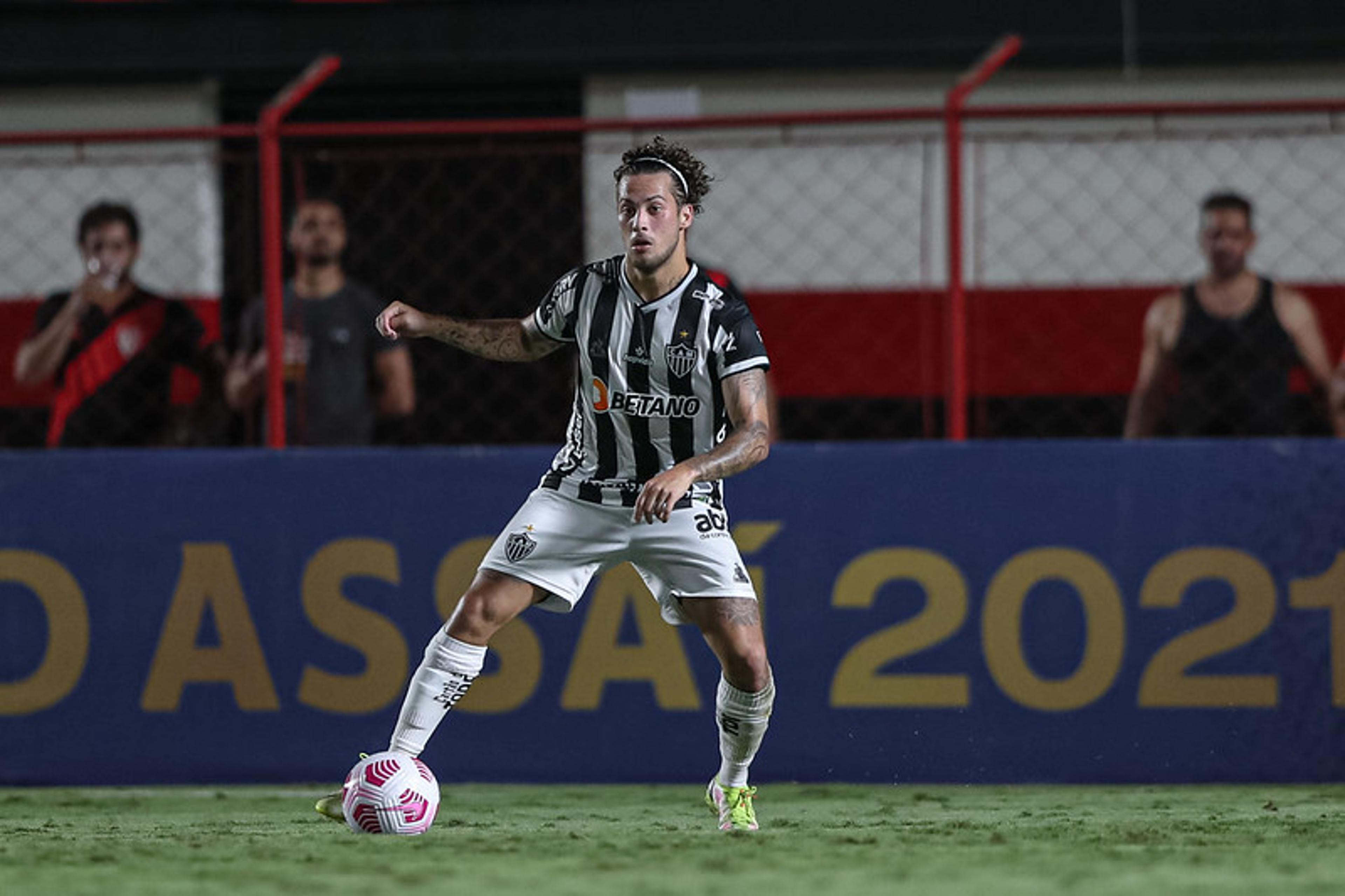 Atropelou! Guga derruba bandeirinha na lateral do campo na derrota do Atlético-MG; veja o vídeo