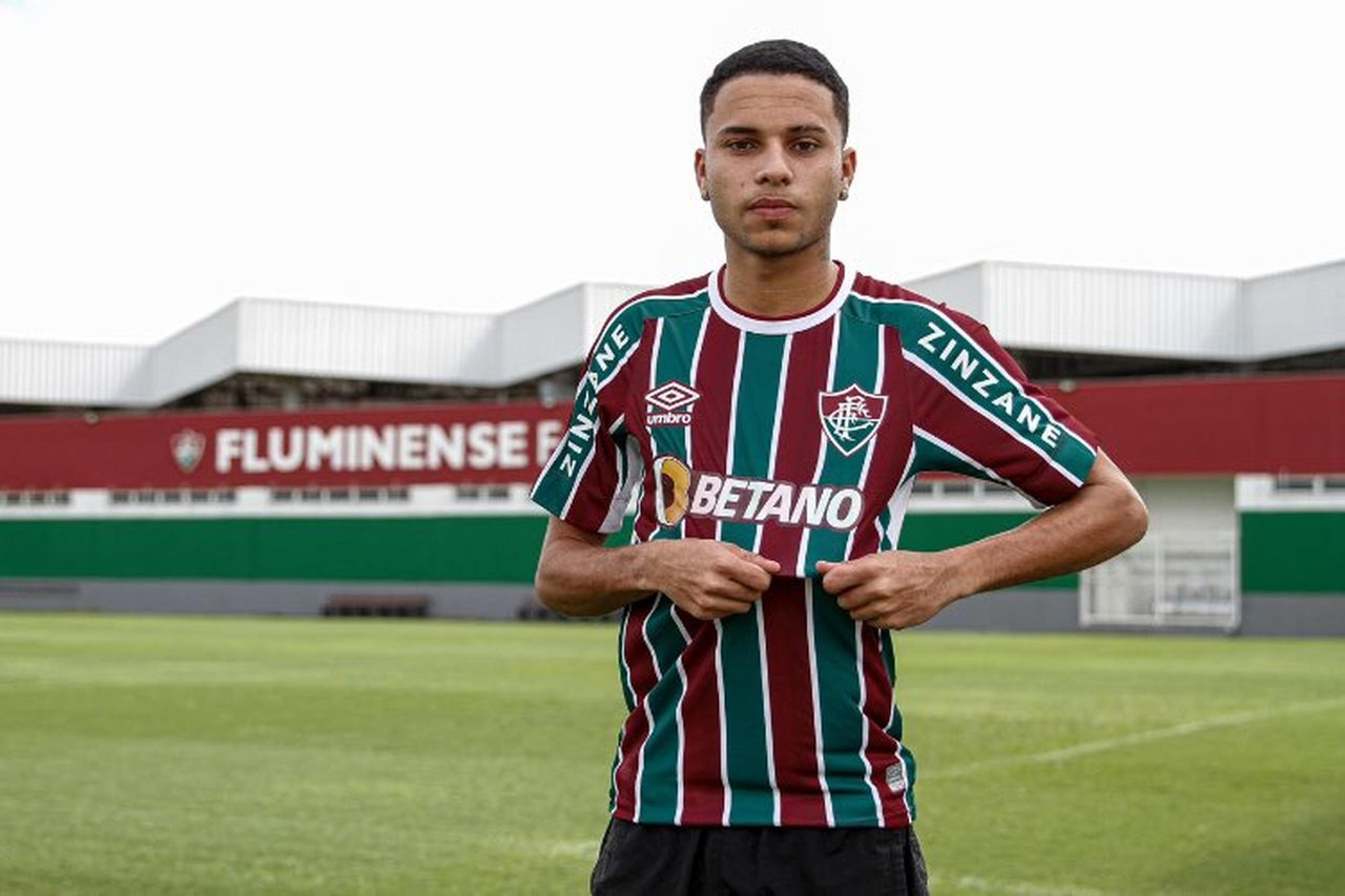 Fluminense estende contrato de Alexsander até 2026