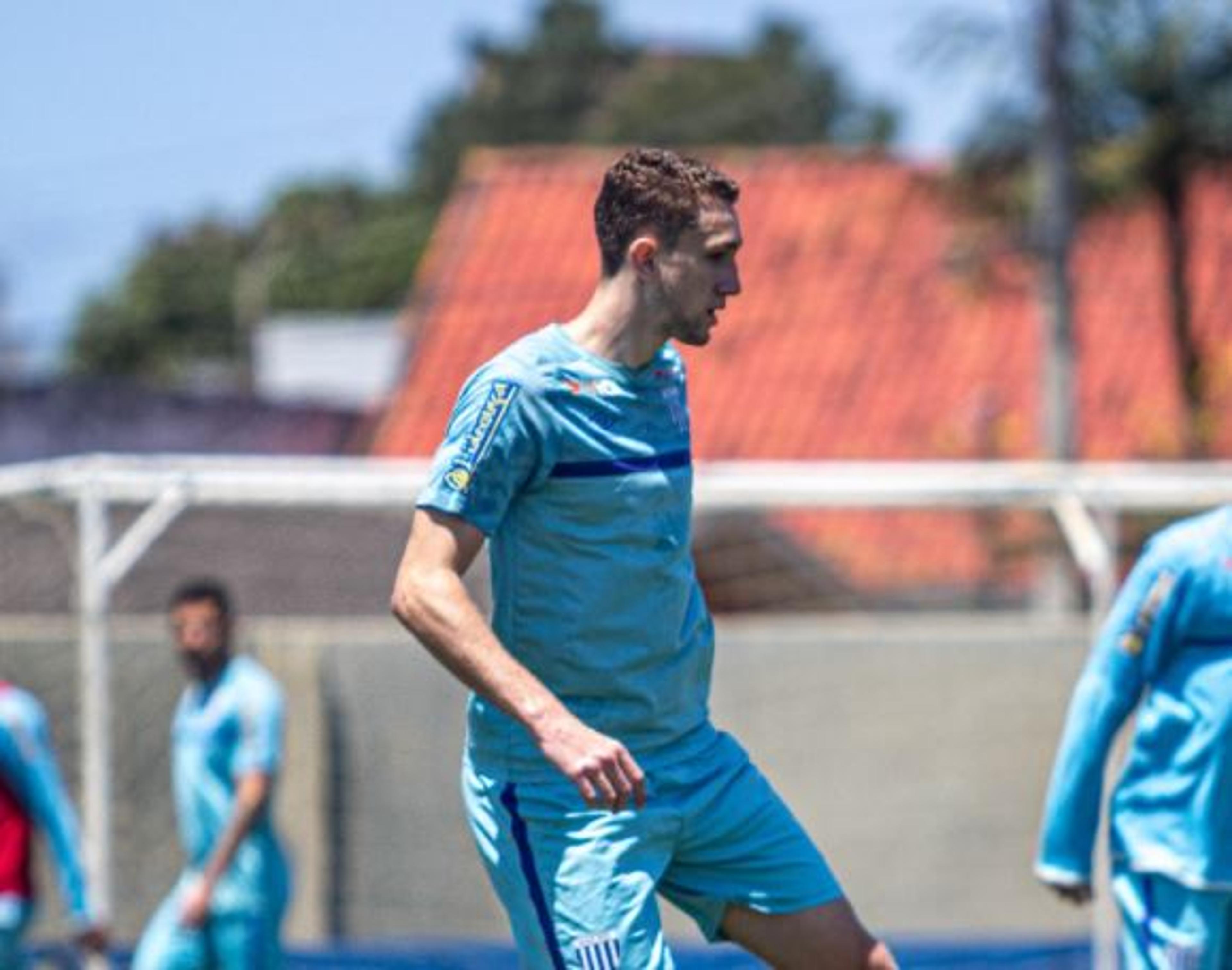 Poupado por Claudinei na Copa SC, Arthur Chaves foca no time profissional