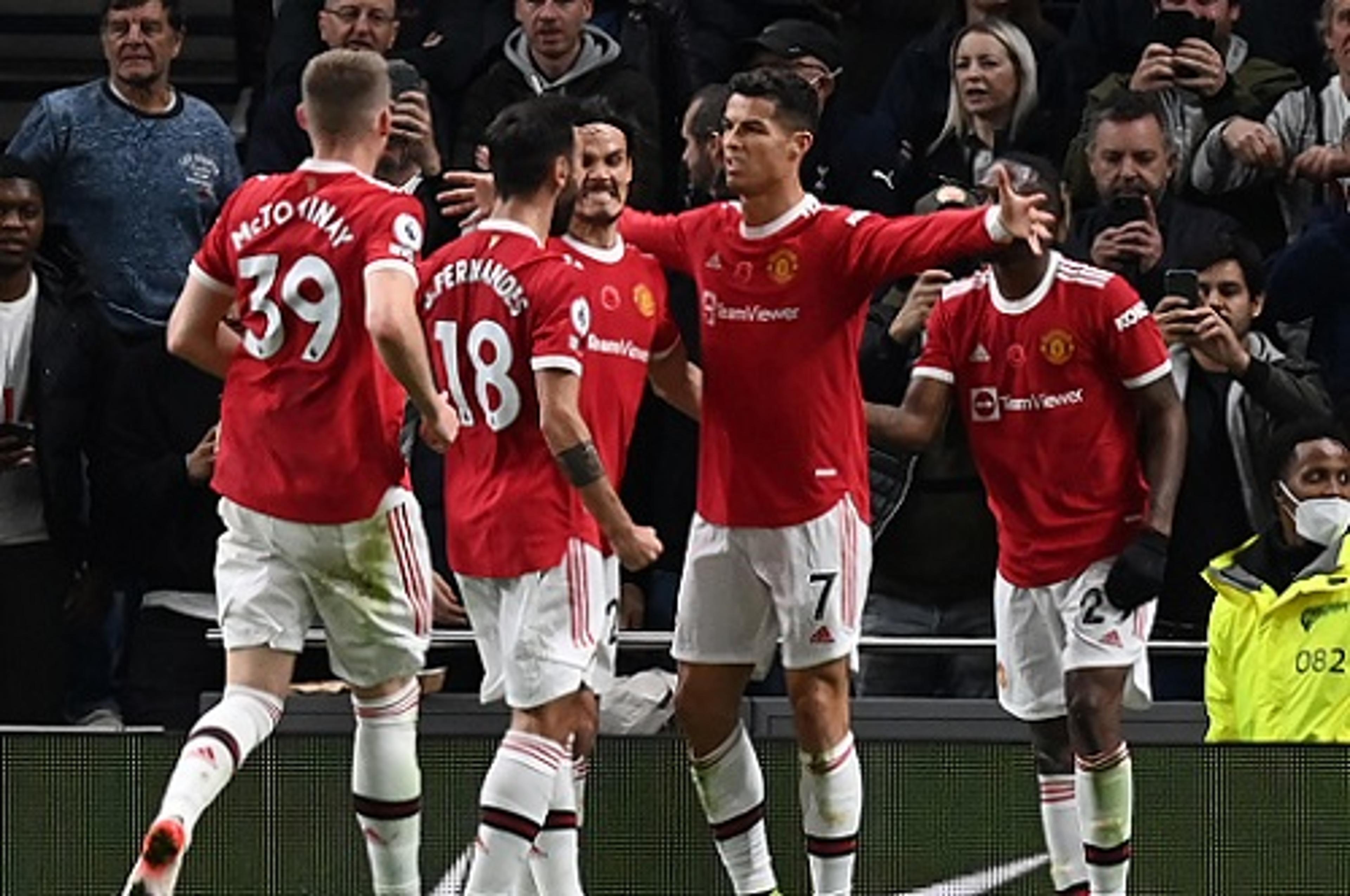 CR7 marca, Manchester United goleia o Tottenham e se aproxima do G4 da Premier League