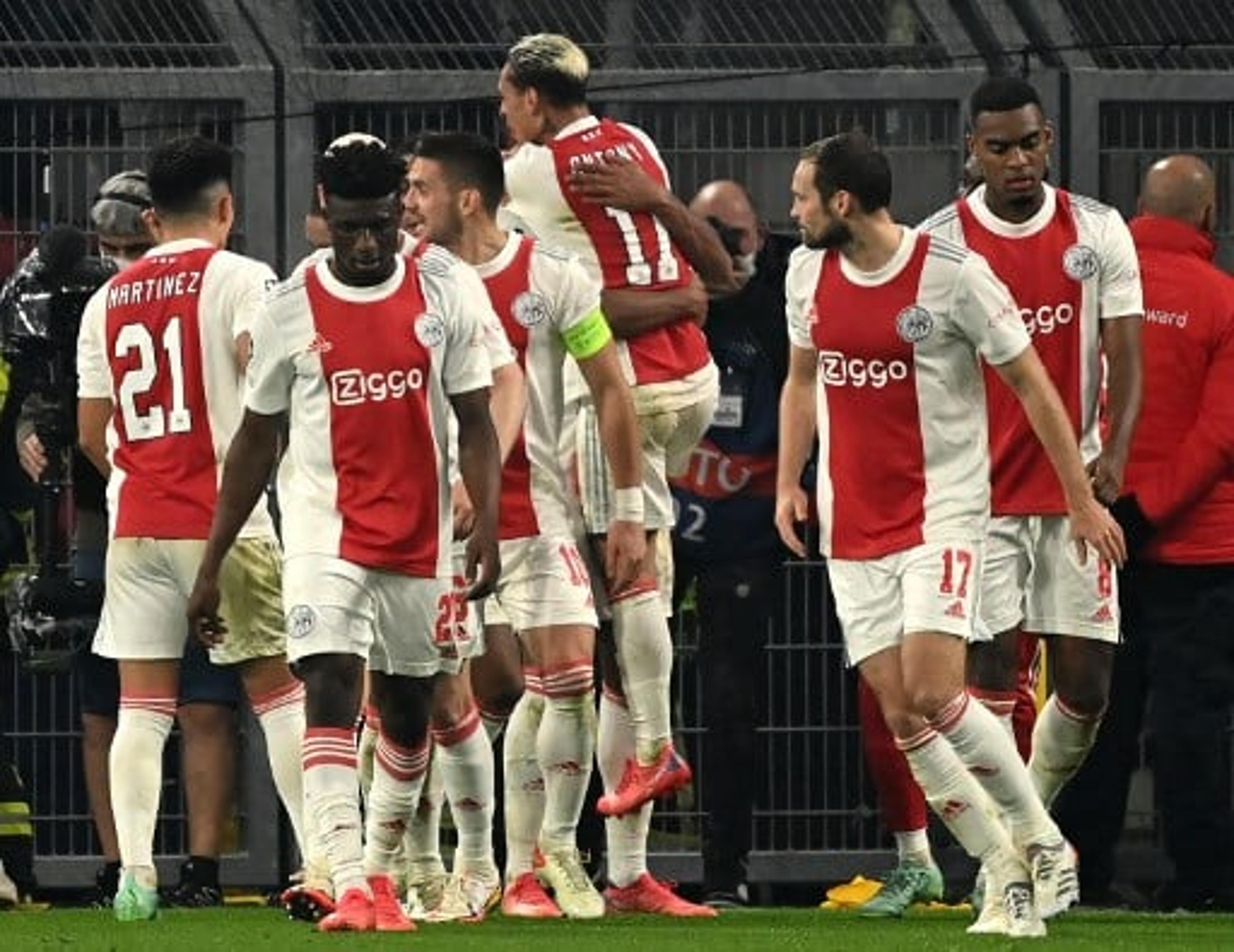 Ajax vence o Borussia Dortmund de virada e se classifica ao mata-mata da Champions League