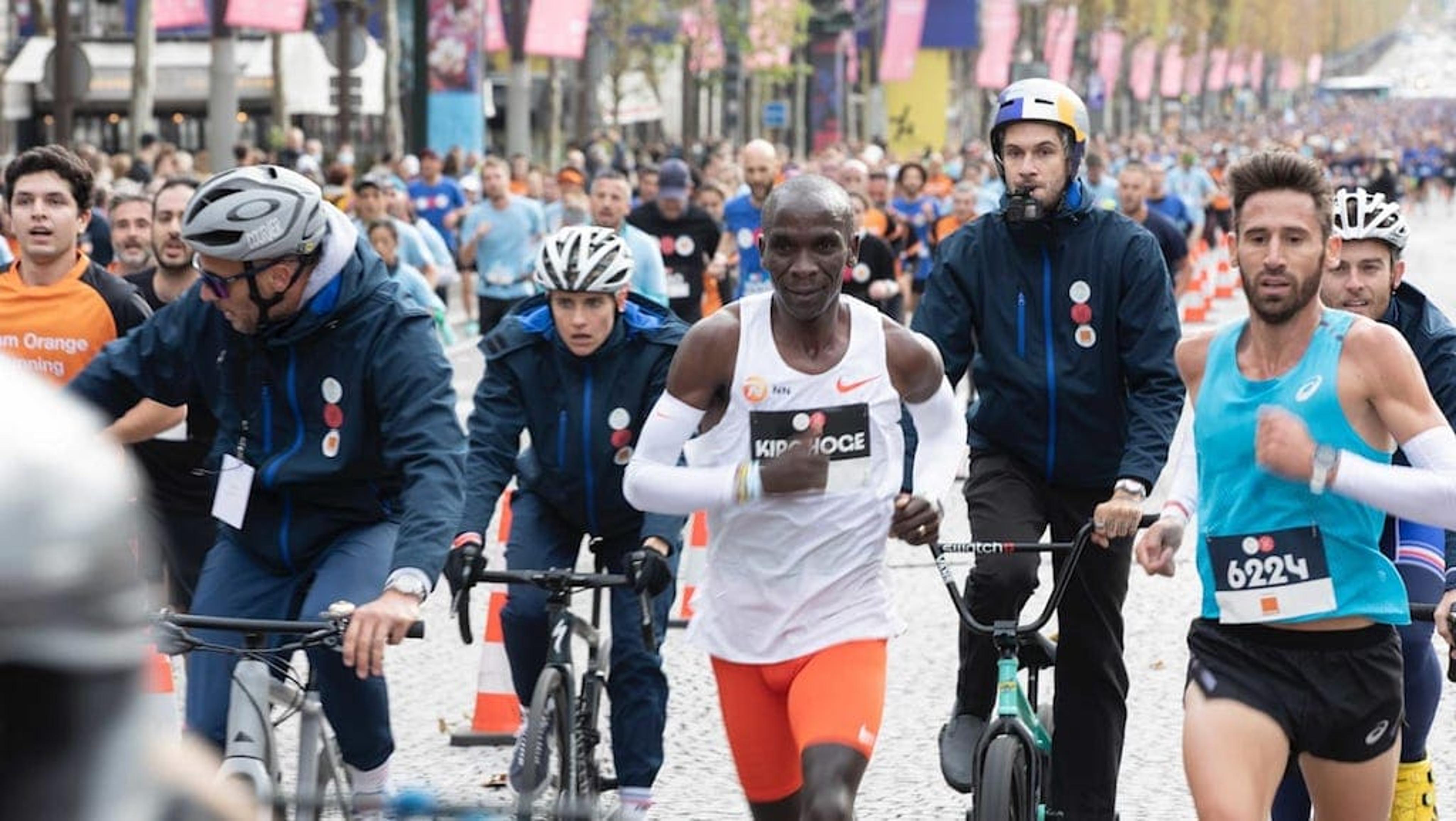 Eliud Kipchoge comemora derrota para mil corredores em Paris