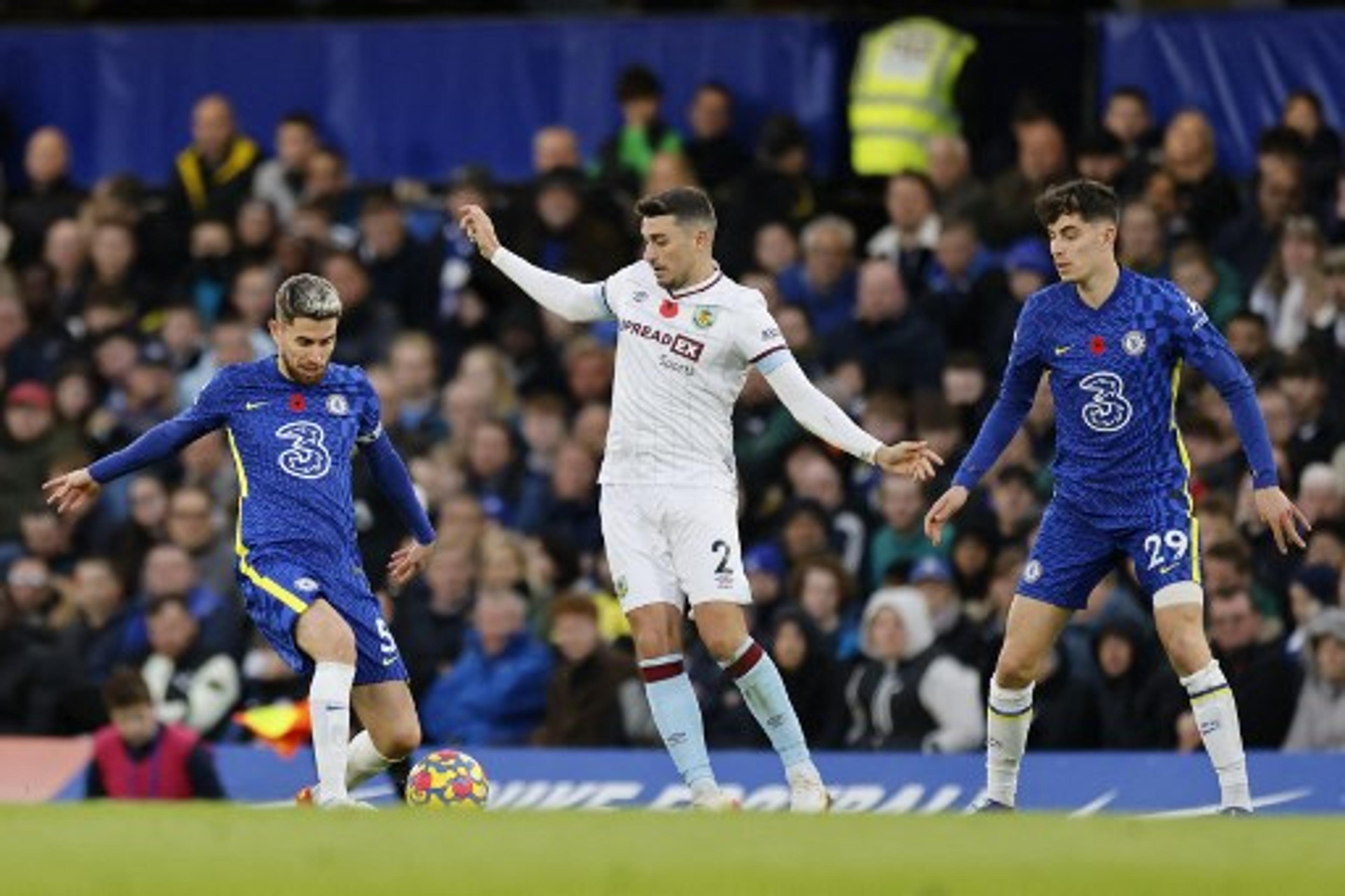 Chelsea sai na frente, vacila na segunda etapa e empata com Burnley