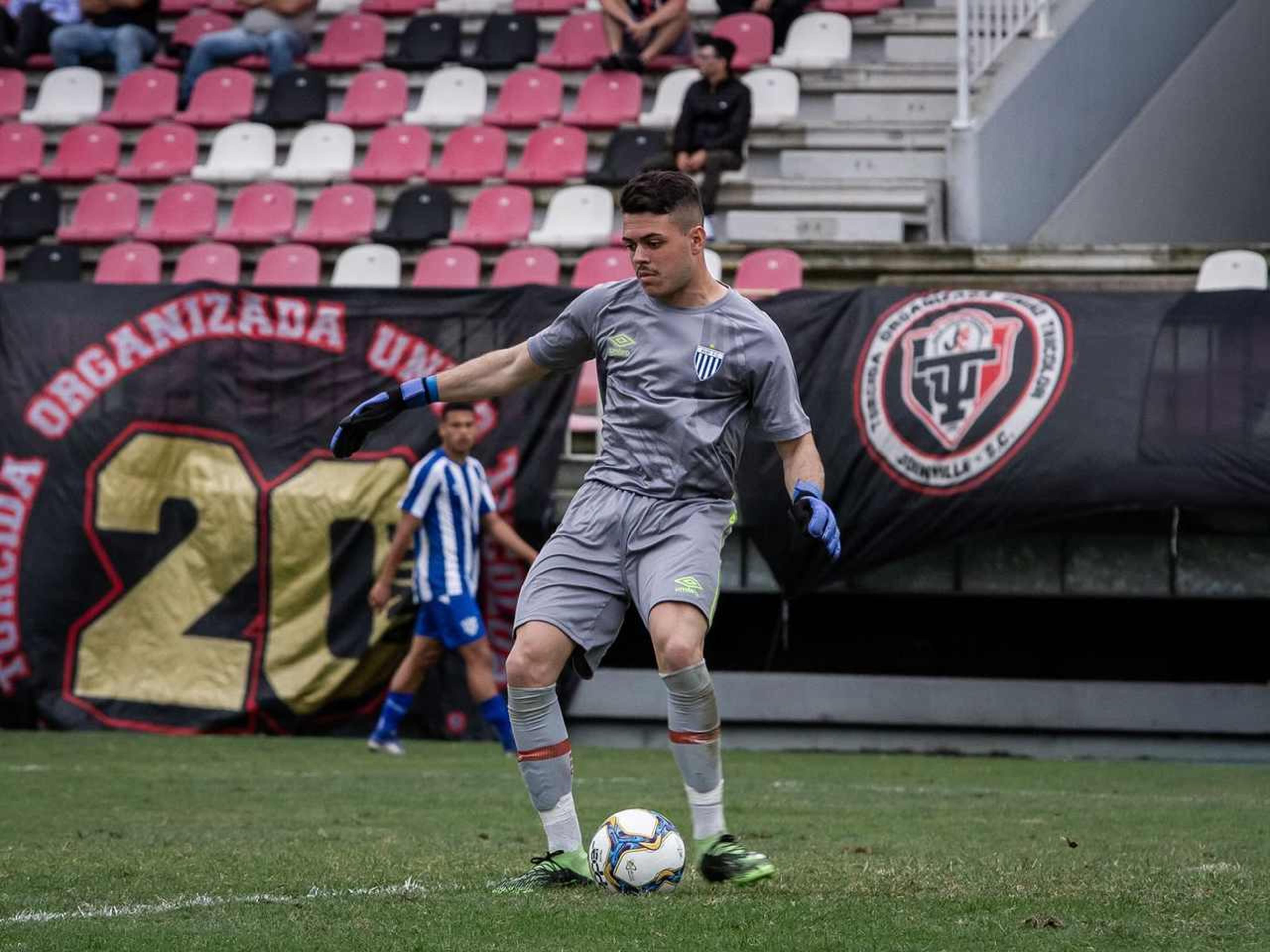 Goleiro João Vitor fala da disputa do Catarinense sub-20 e comenta boa fase que tem vivido