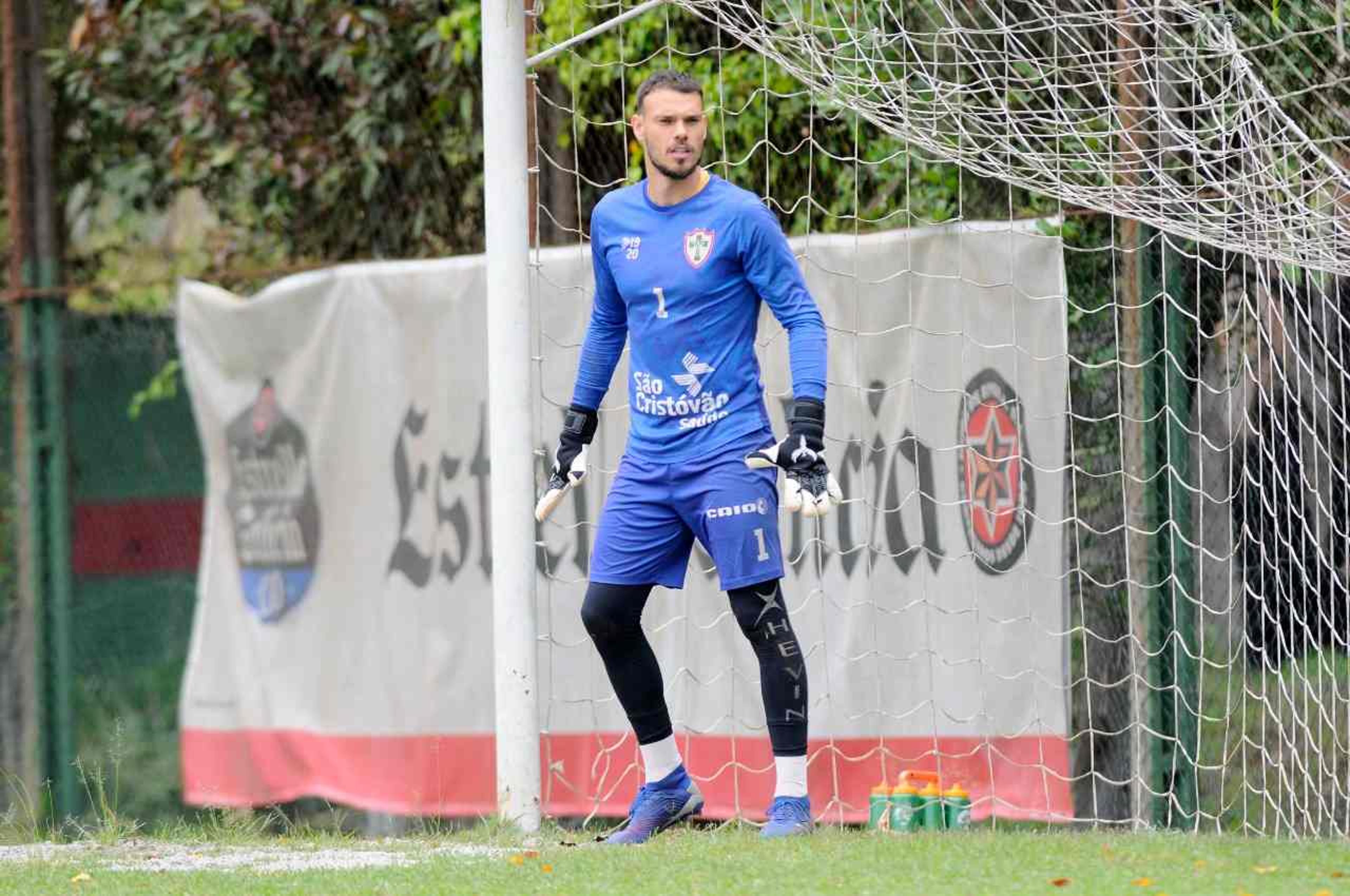 Portuguesa renova contrato com goleiro Thomazella para 2022