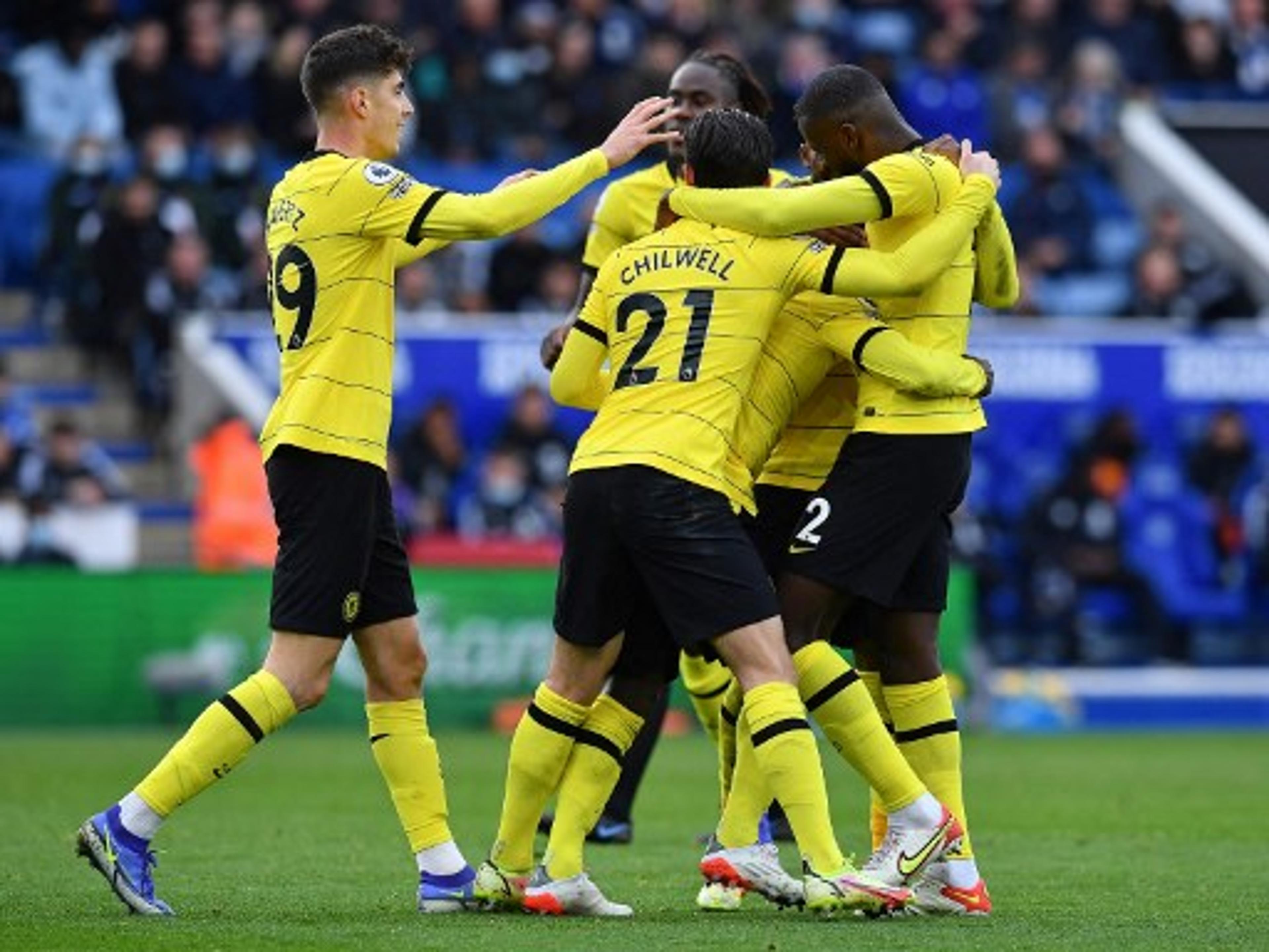 Chelsea se impõe, derrota o Leicester fora de casa e segue na liderança da Premier League