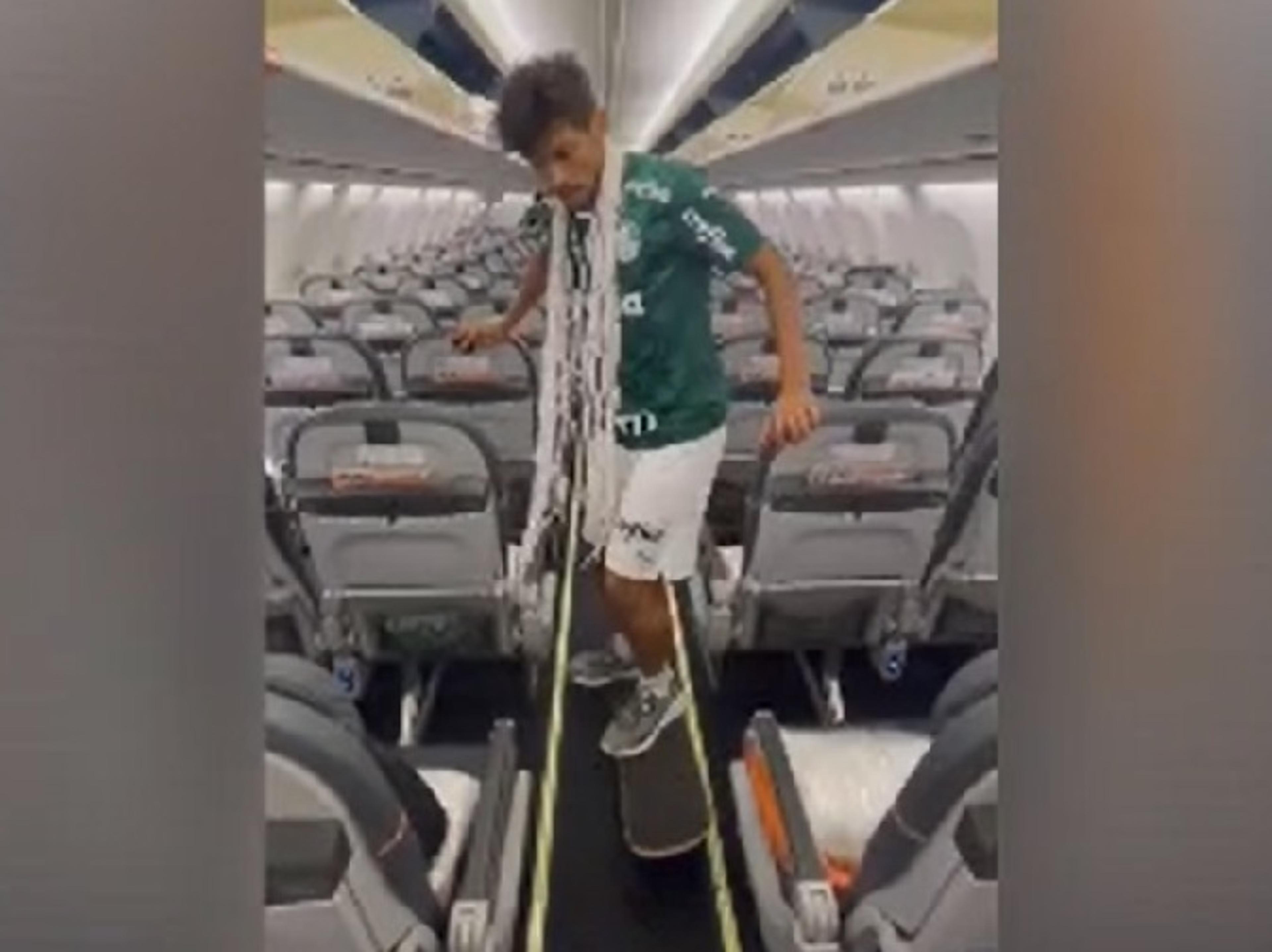 VÍDEO: Scarpa tira onda e anda de skate dentro do avião após título da Libertadores