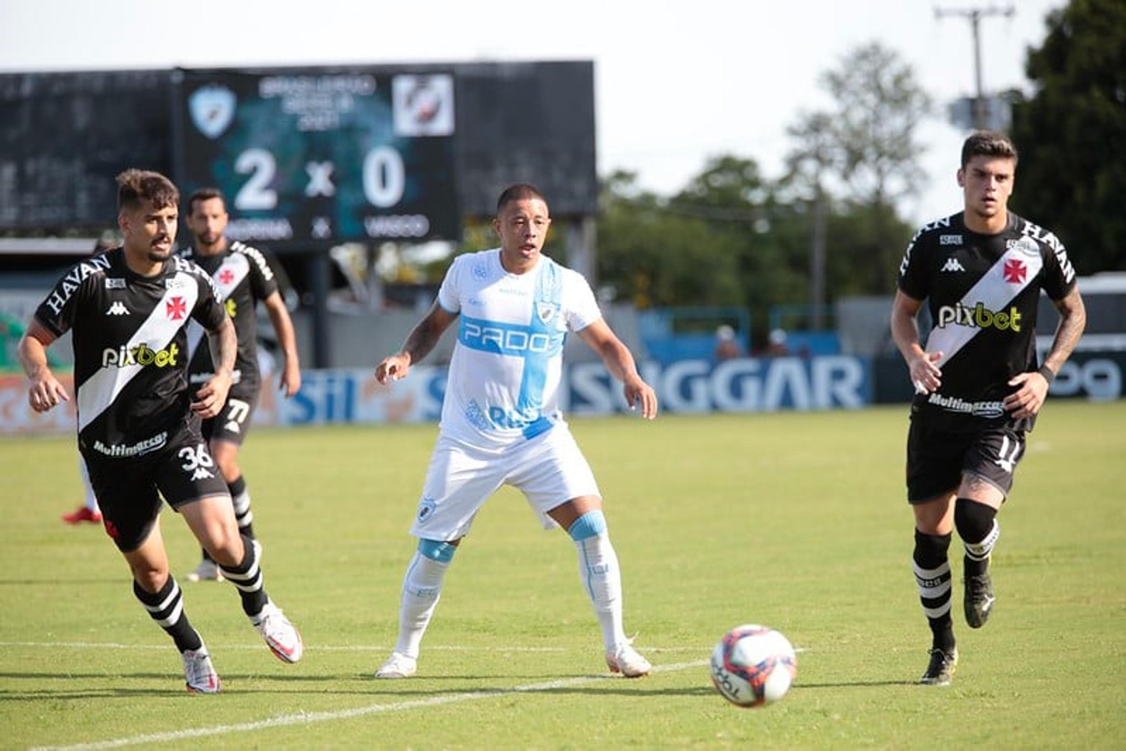 Vasco desperdiça pênalti, passa mais um vexame e perde para o Londrina, que escapa do rebaixamento