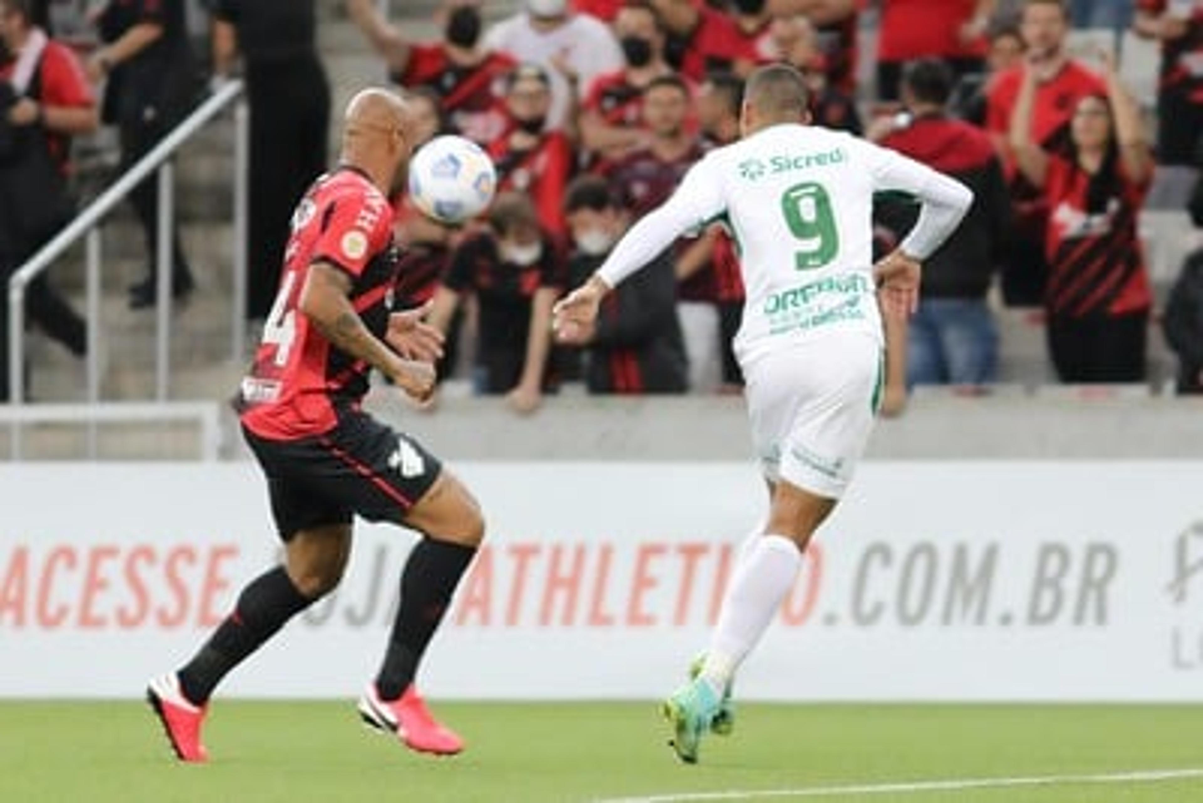 Vitória do Athletico complica a situação de Bahia e Grêmio na briga contra o rebaixamento no Brasileirão