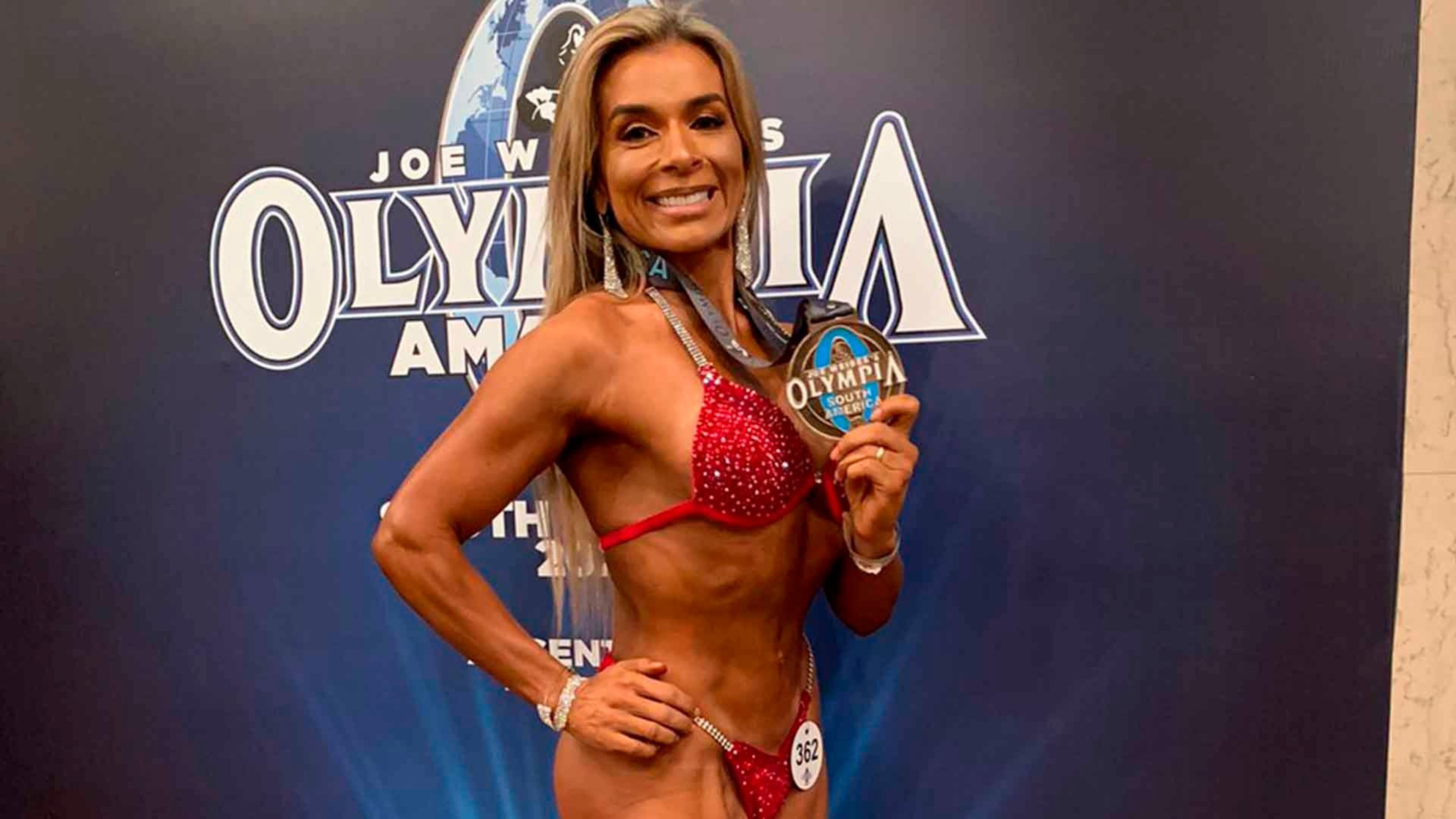 Fisiculturista aos 45 anos, Andreia Tokutake coleciona pódios e inspira pessoas: ‘Nunca é tarde para começar’