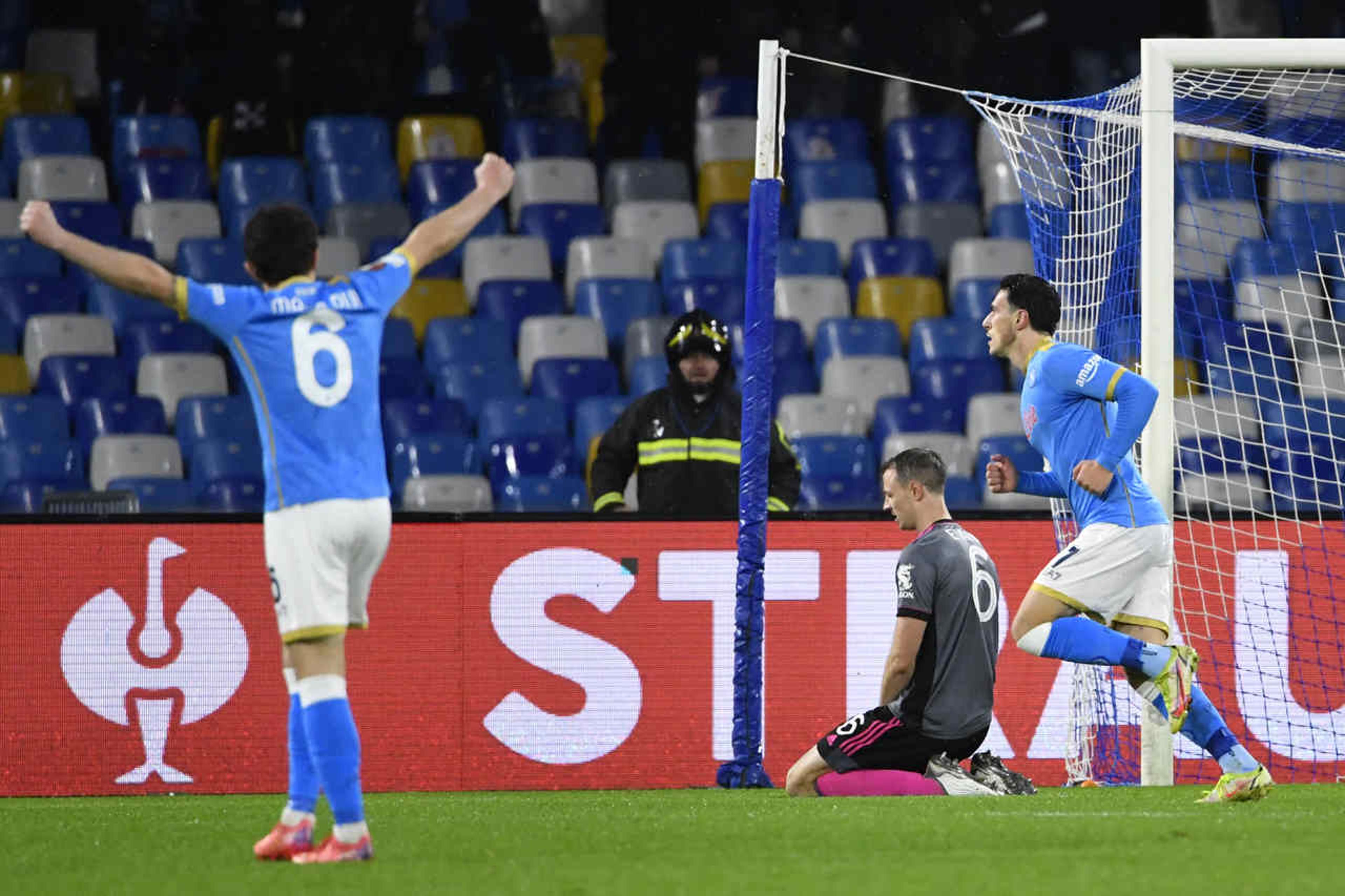 Em jogo de cinco gols, Napoli vence o Leicester e avança para a próxima fase da Europa League