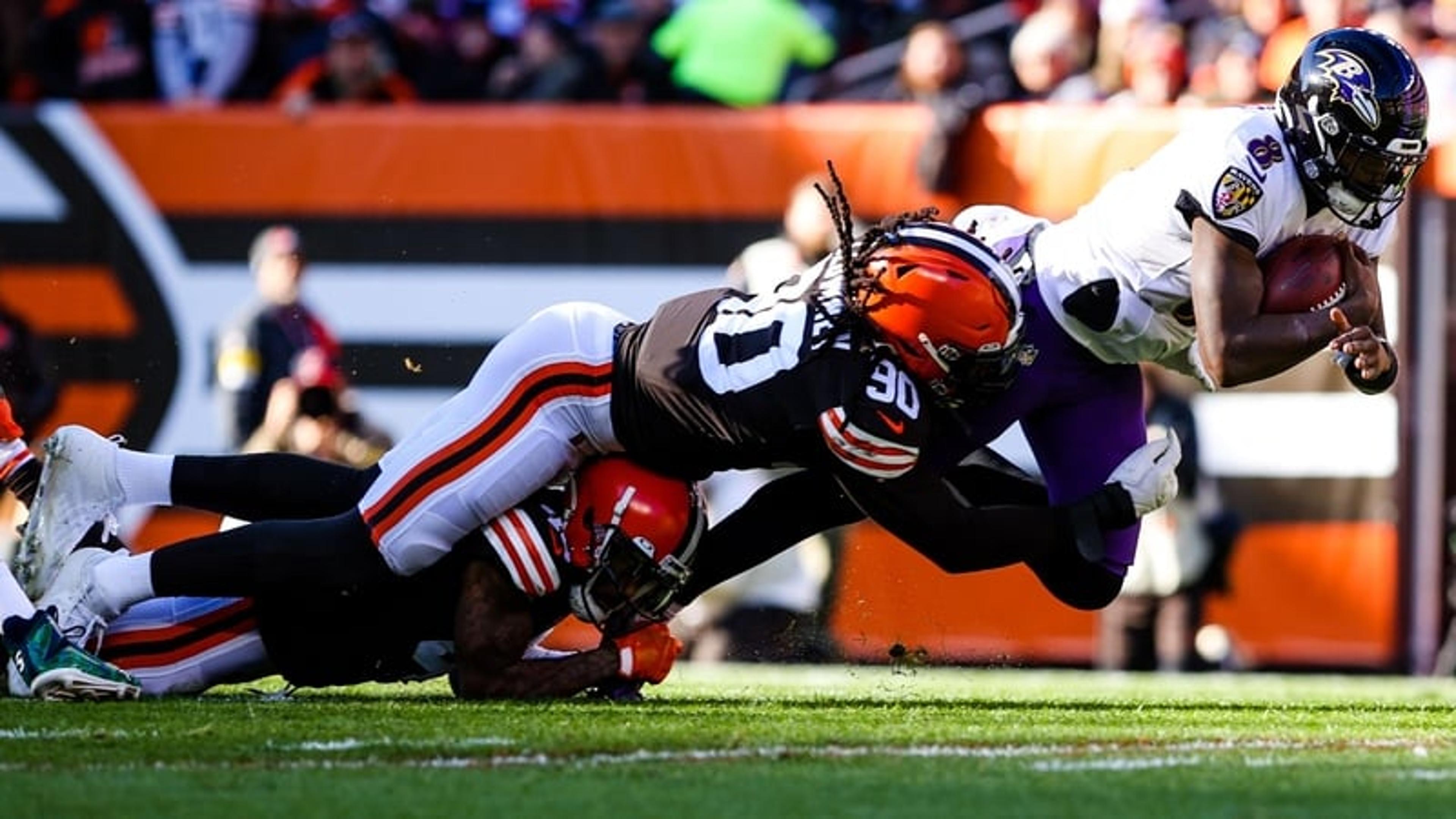 Sem Lamar durante boa parte do jogo, Baltimore reage, mas perde para o Cleveland Browns