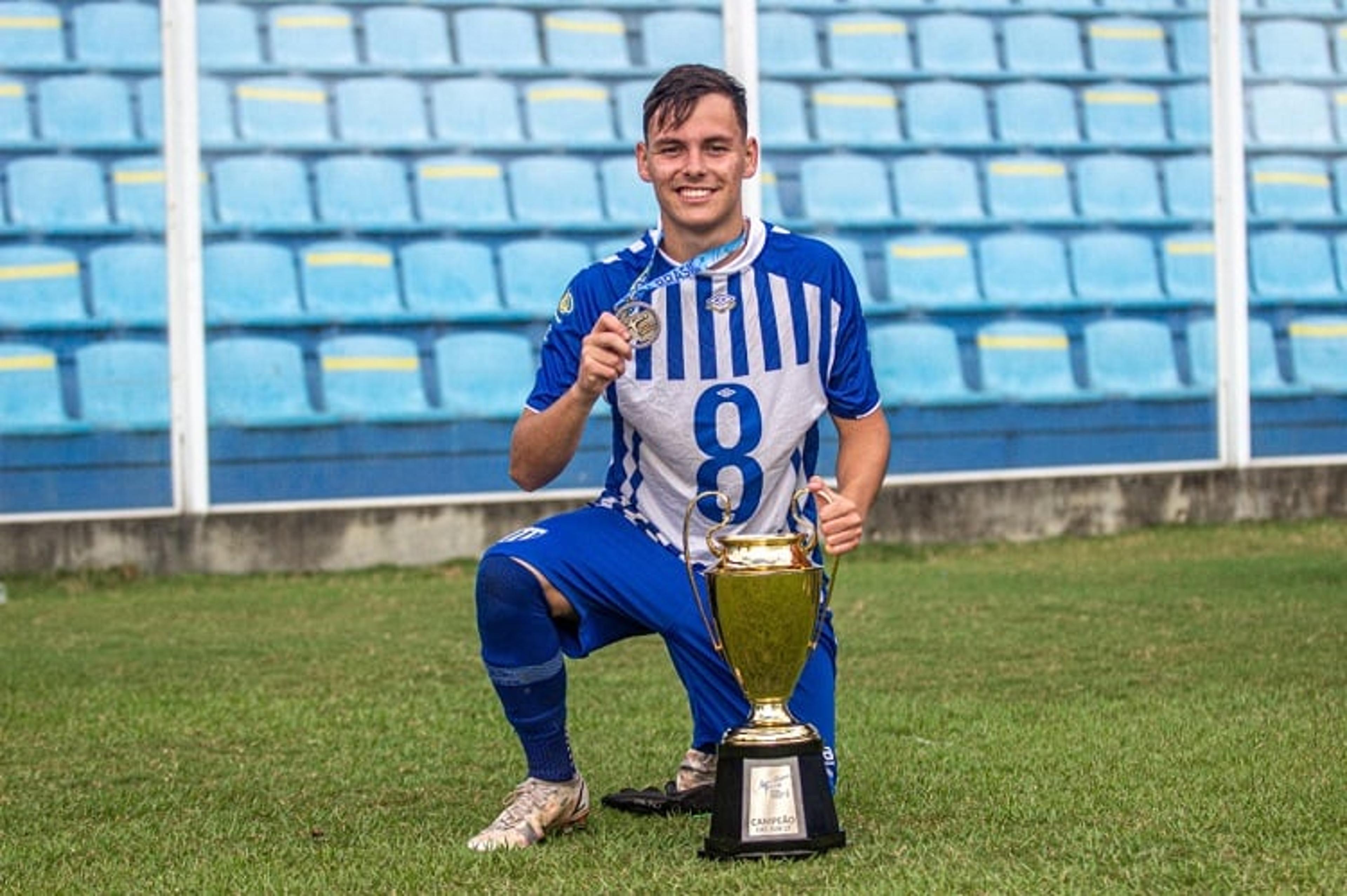 Felipe Ferst comemora primeiro título com a camisa do Avaí: ‘Sensação indescritível’