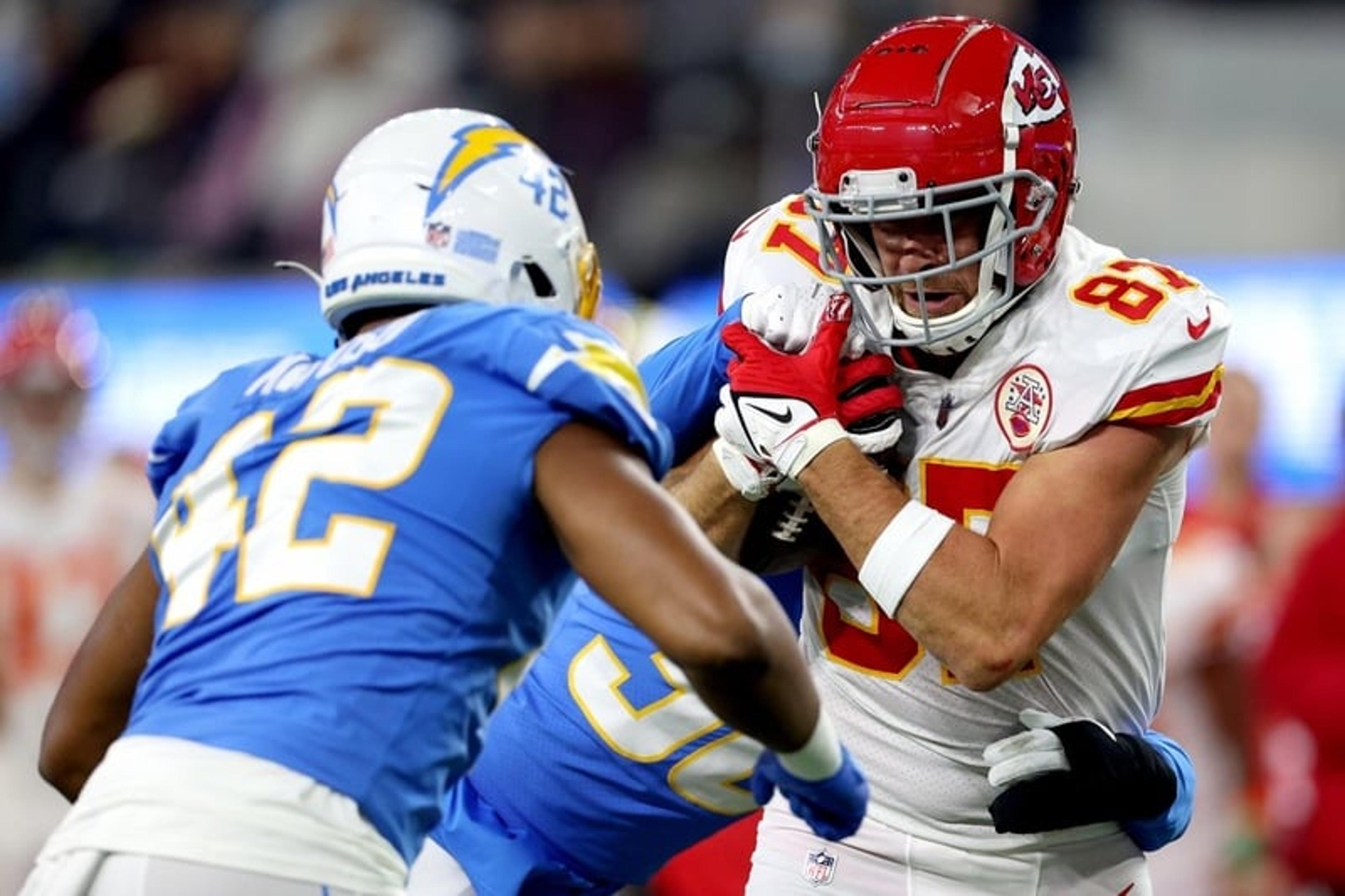 Travis Kelce brilha em vitória dramática de Kansas City sobre os Chargers no overtime