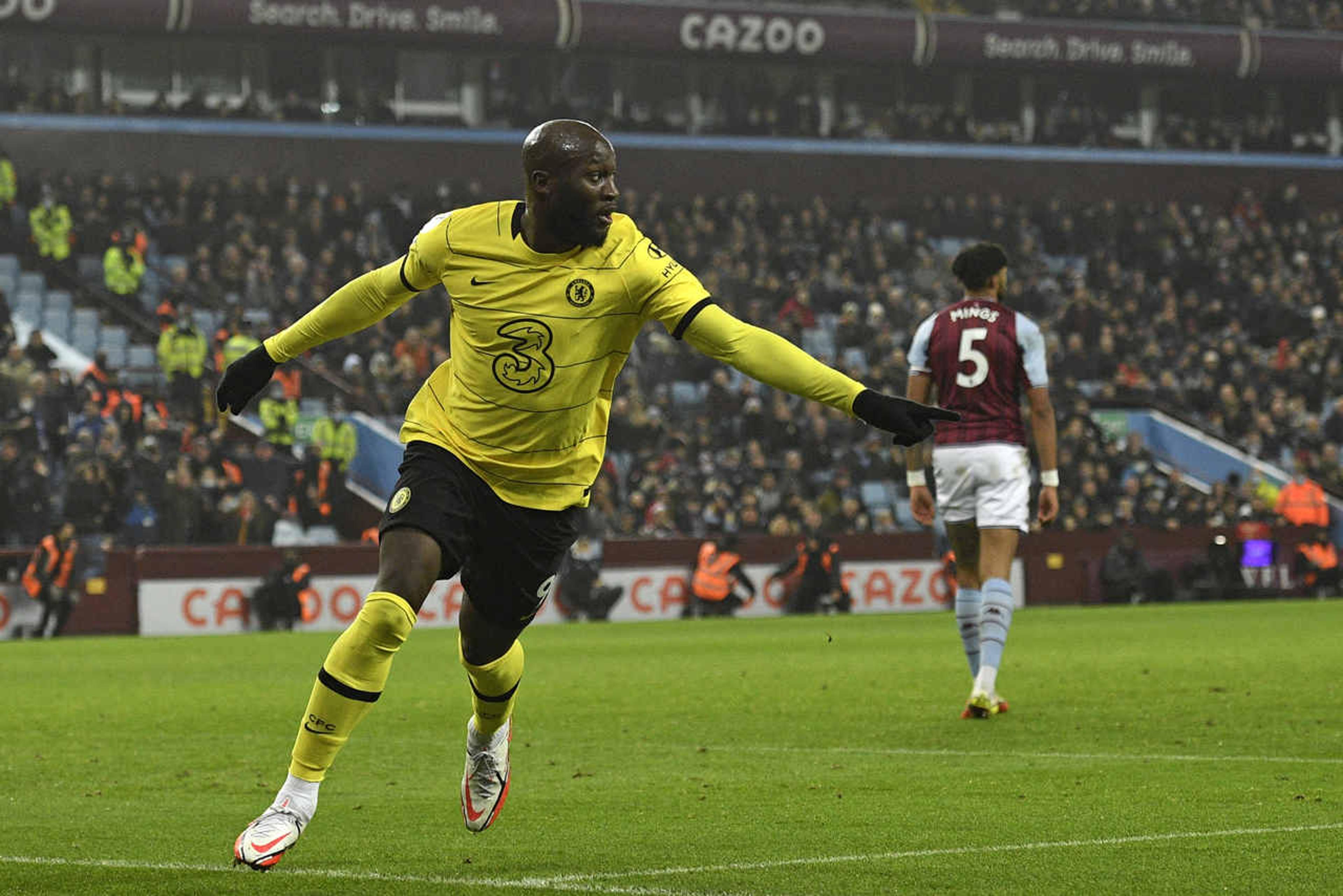 Lukaku volta após Covid-19, sai do banco, muda o jogo e Chelsea vence o Aston Villa de virada no Inglês