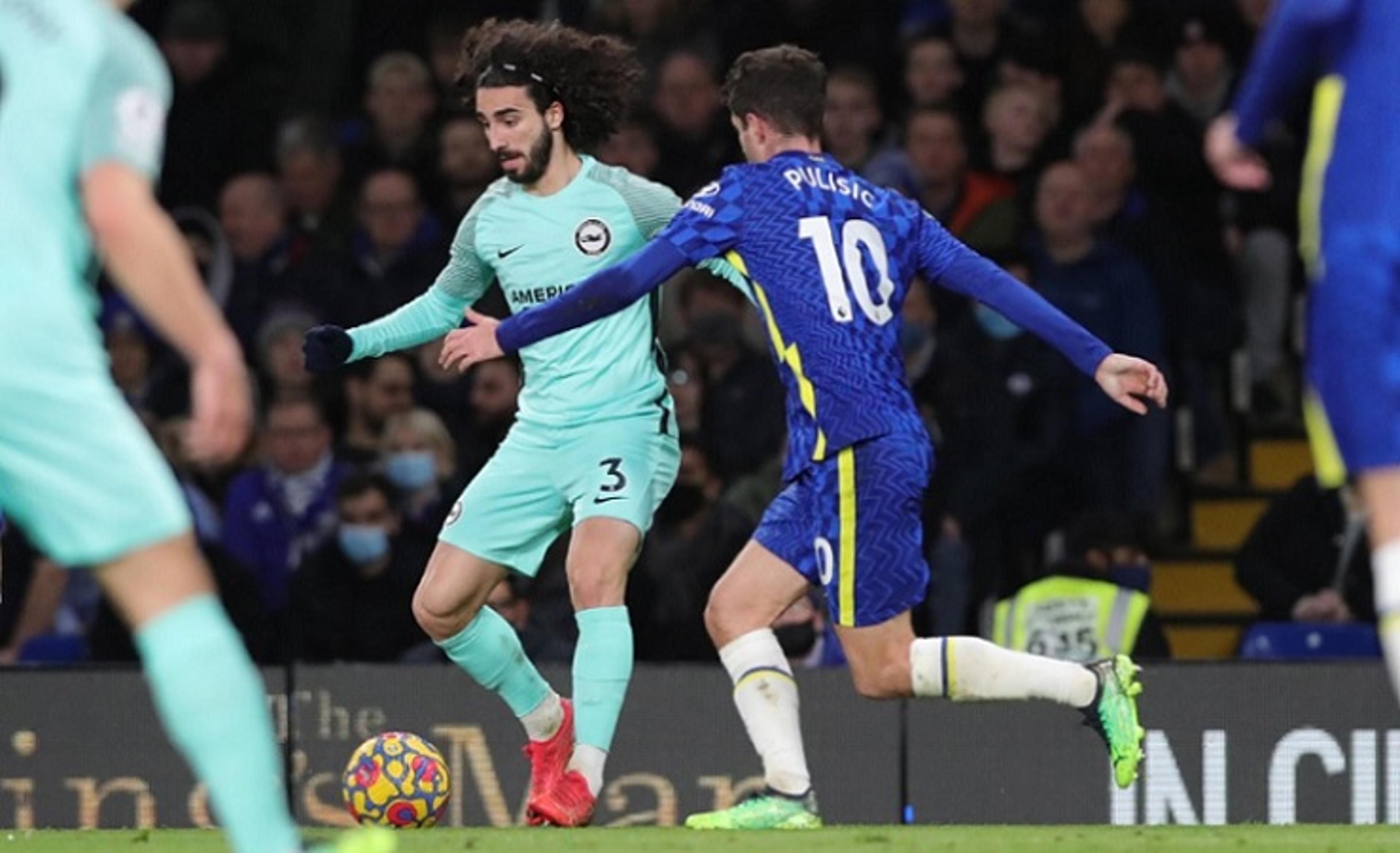 Chelsea sai na frente, leva empate no fim e tropeça na caça ao City