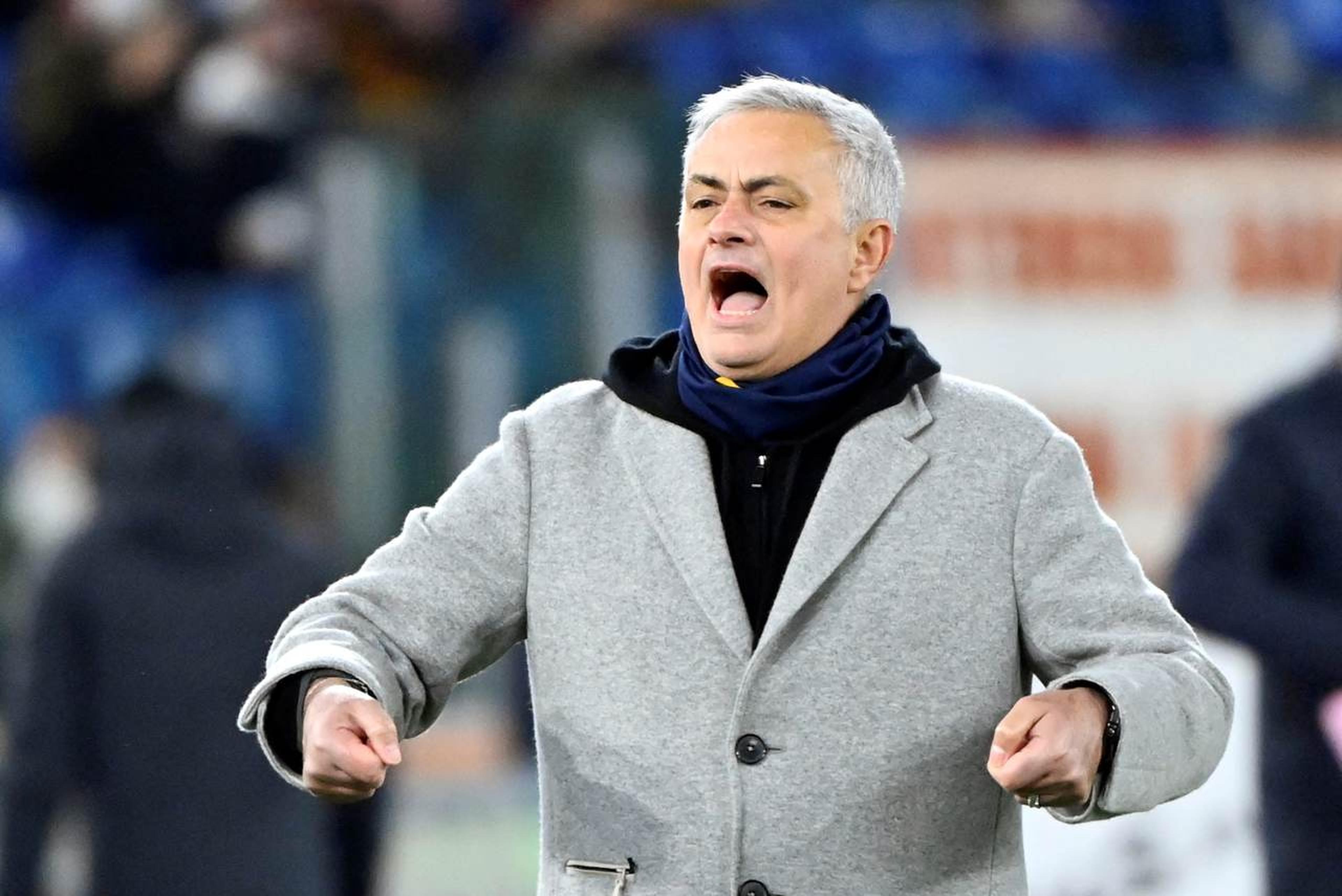 ‘Virou mais um personagem’: técnico José Mourinho é criticado em live do LANCE!