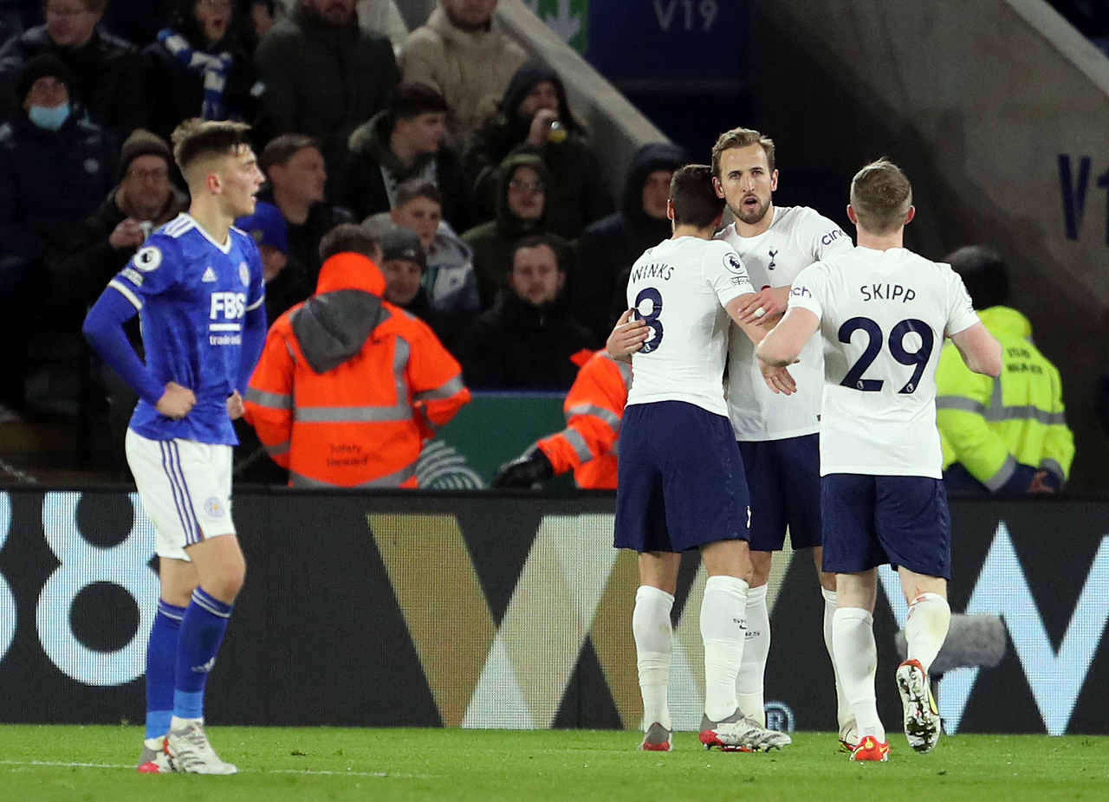 Tottenham marca duas vezes nos acréscimos e vence o Leicester em virada incrível na Premier League