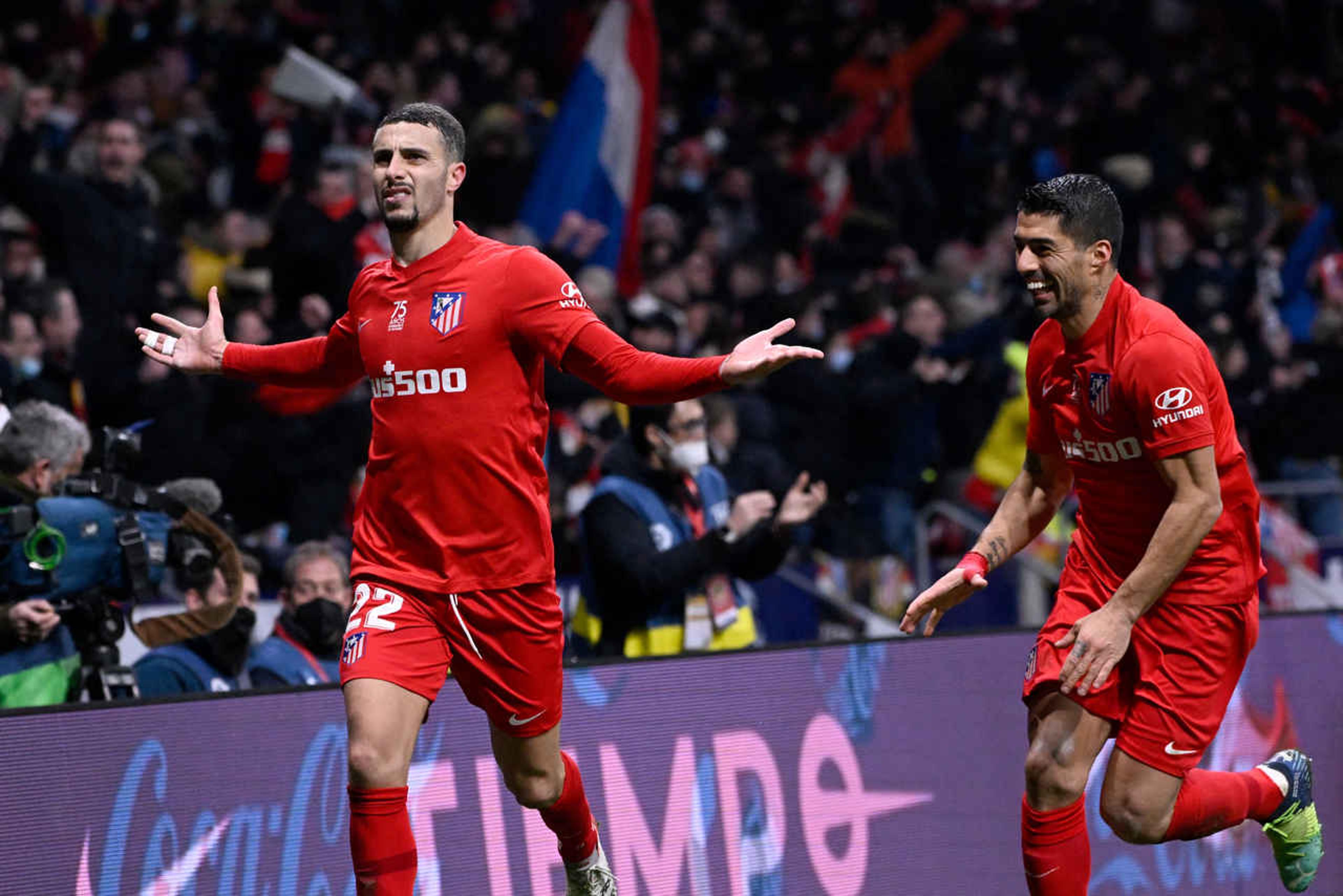 Atlético de Madrid leva 2 a 0, mas vira sobre o Valencia nos acréscimos do jogo e vence no Espanhol