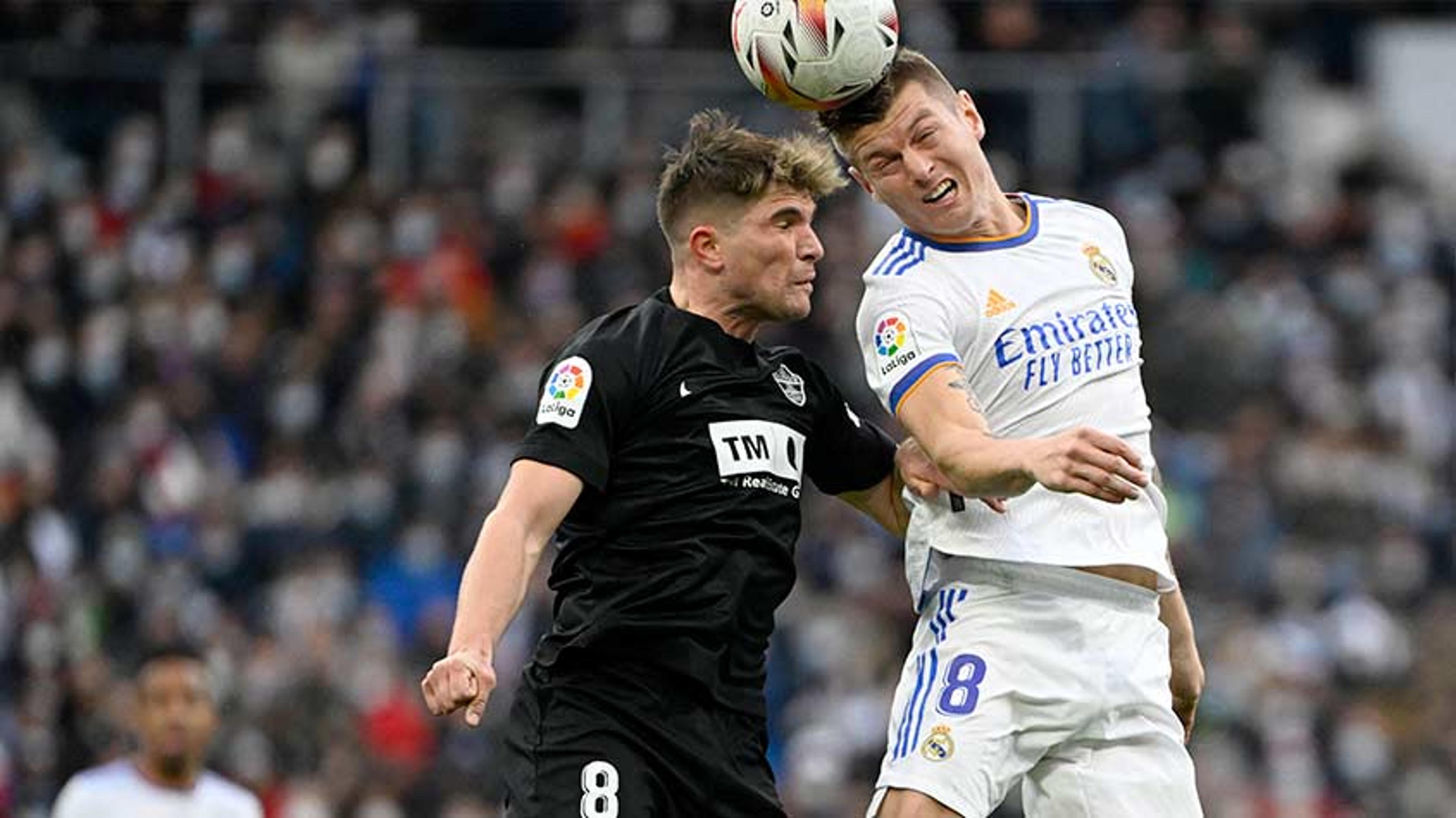 Com assistência de Vini Jr e gol de Militão, Real Madrid arranca empate contra o Elche nos acréscimos