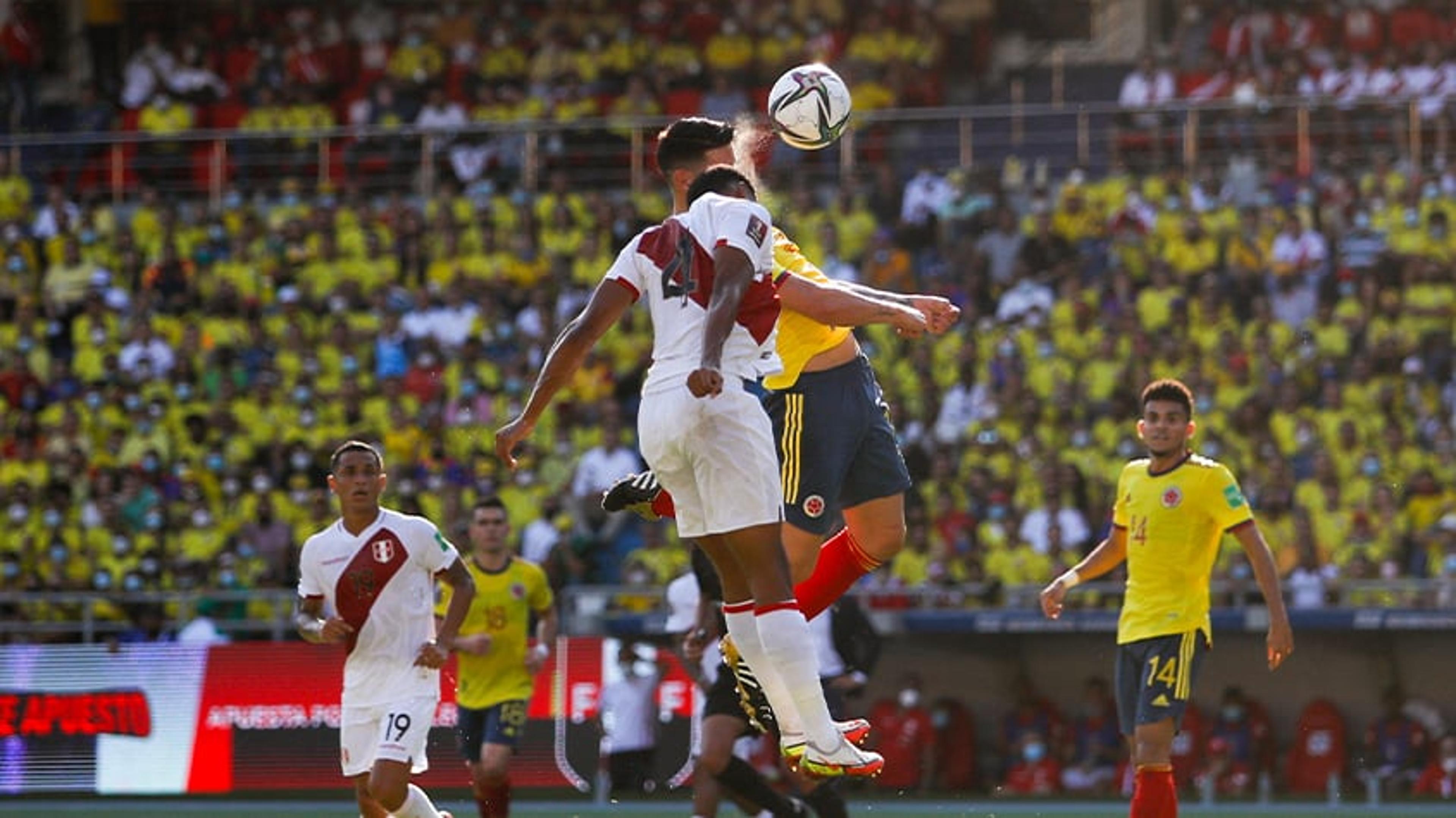 Técnico de seleção leva garrafadas de torcedores após derrota; assista