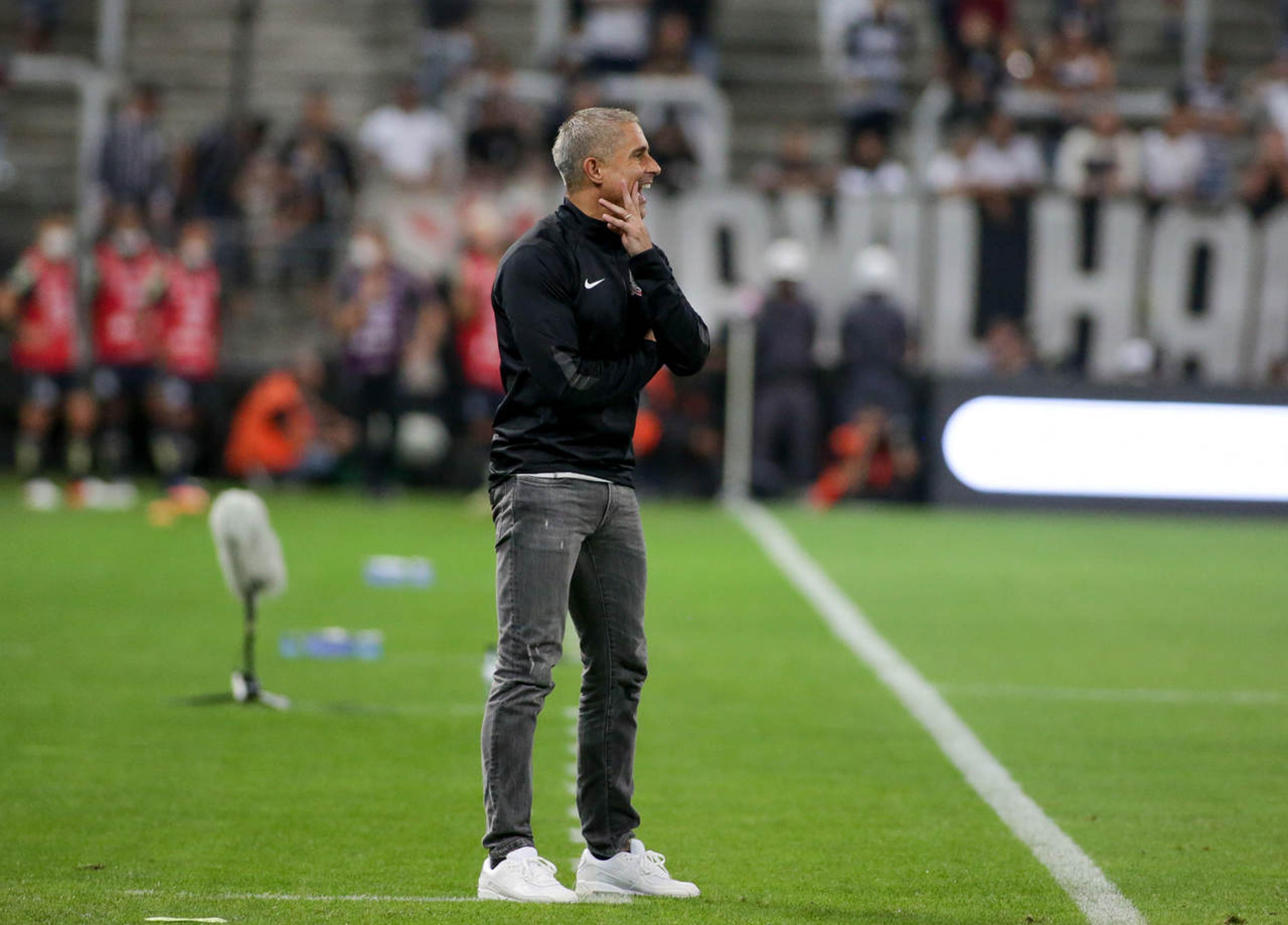 Próximo de feito histórico com a Albânia, entenda por que Sylvinho saiu ‘chutado’ do Corinthians