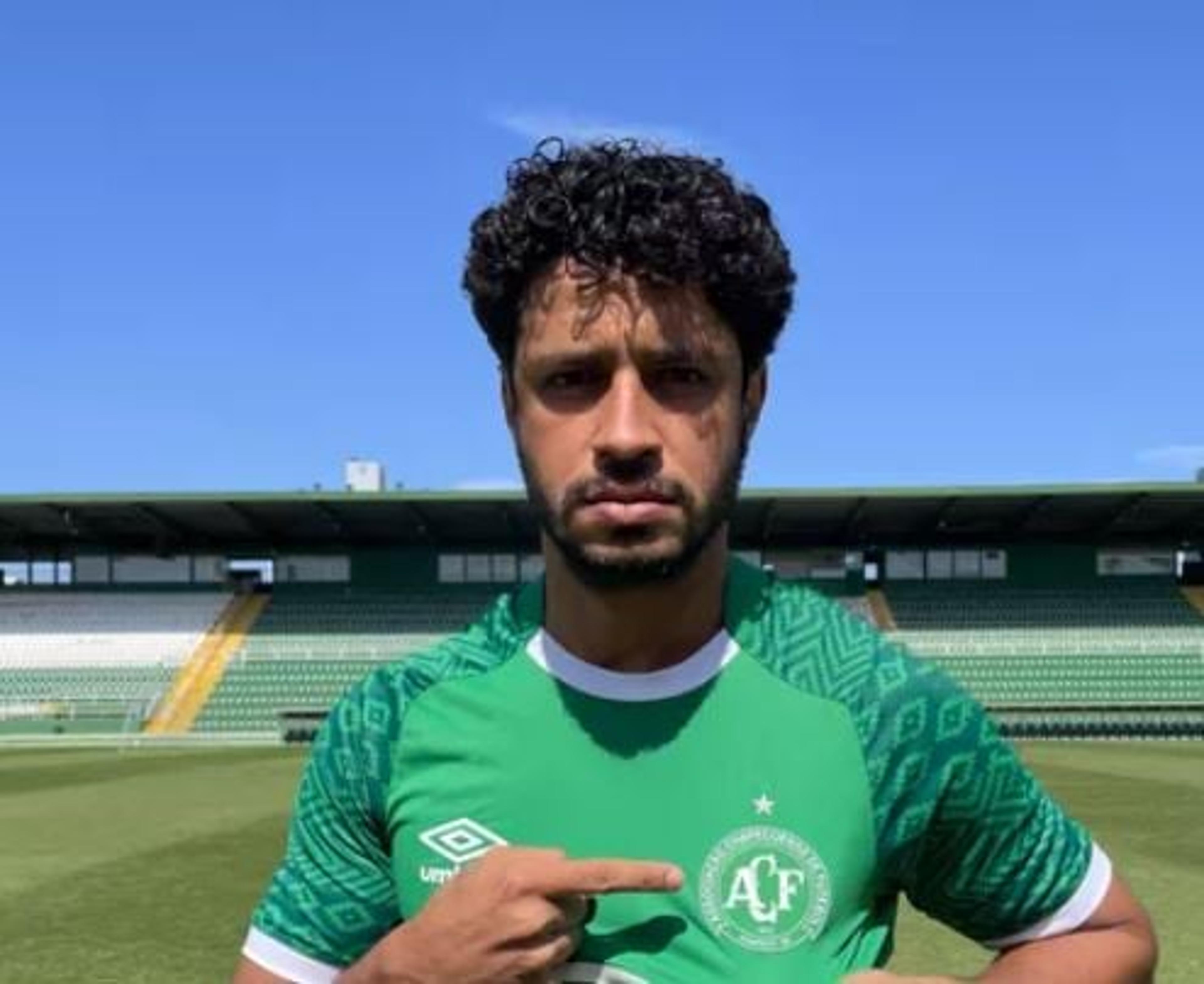 Zagueiro Léo é apresentado na Chapecoense e foca no título estadual