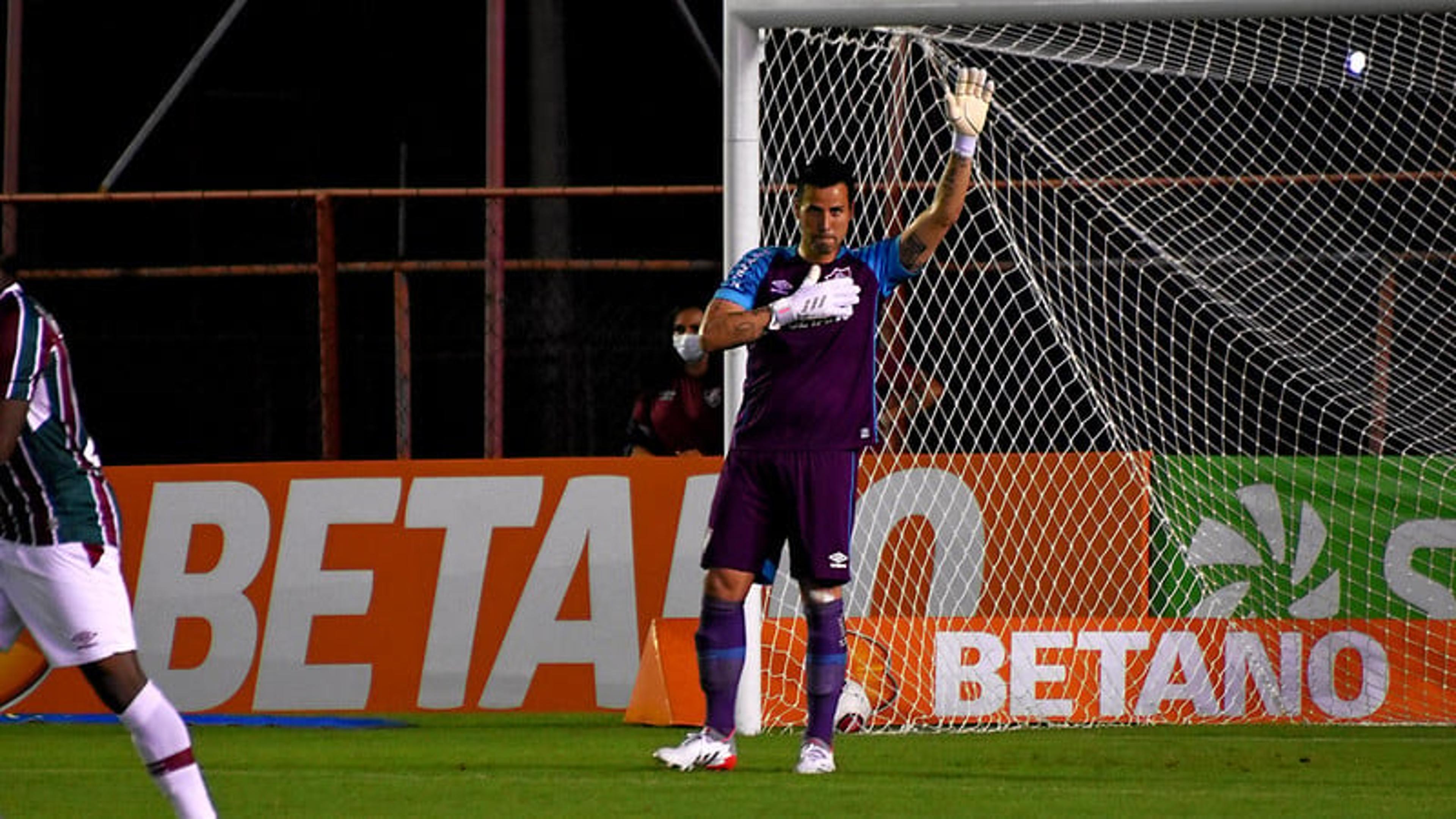 Fábio comemora estreia pelo Fluminense e comenta vaias a Abel Braga: ‘Tem a confiança de todos’