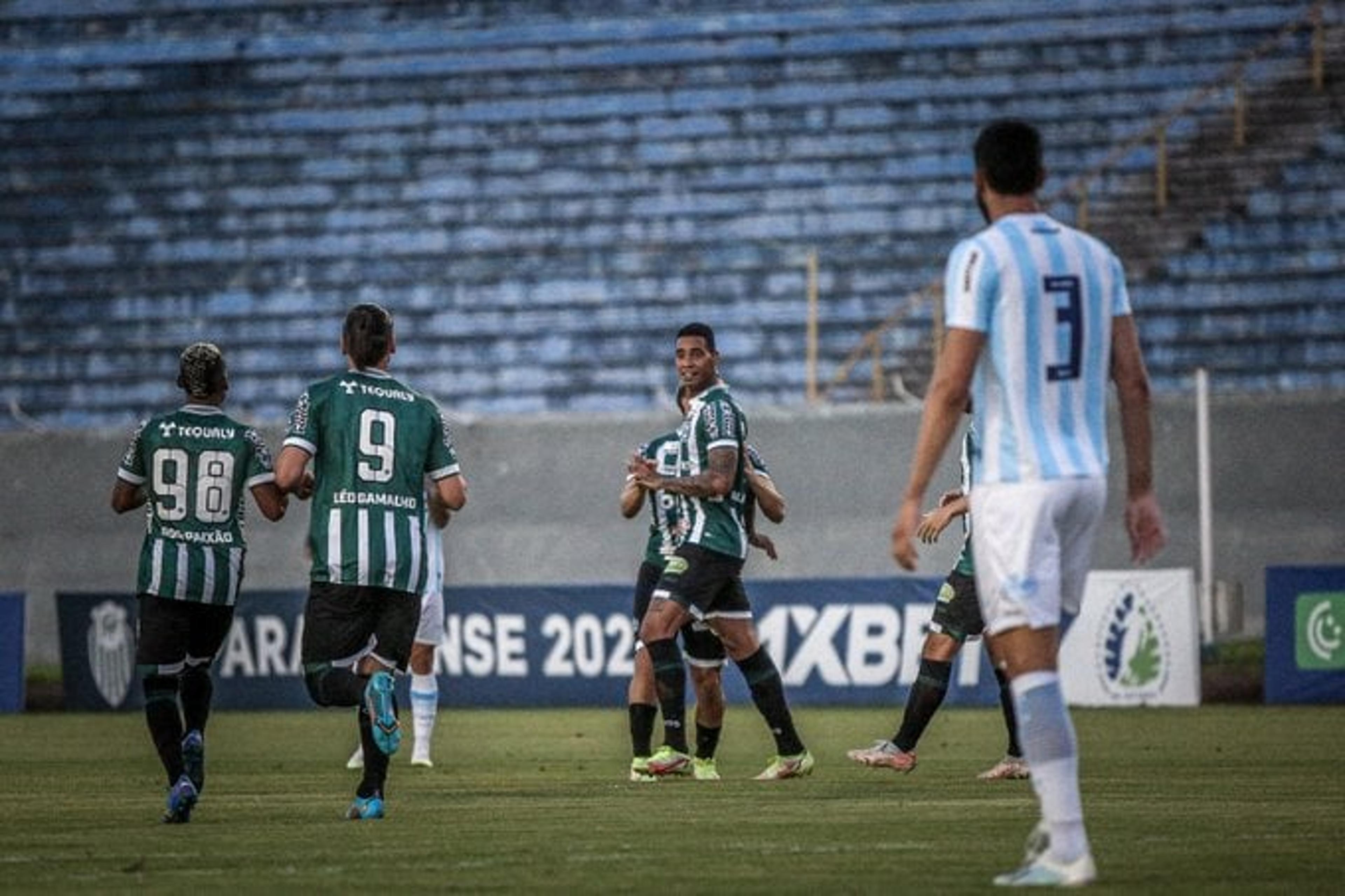 Em 1º tempo de quatro gols, Coritiba bate Londrina e assume liderança do Paranaense