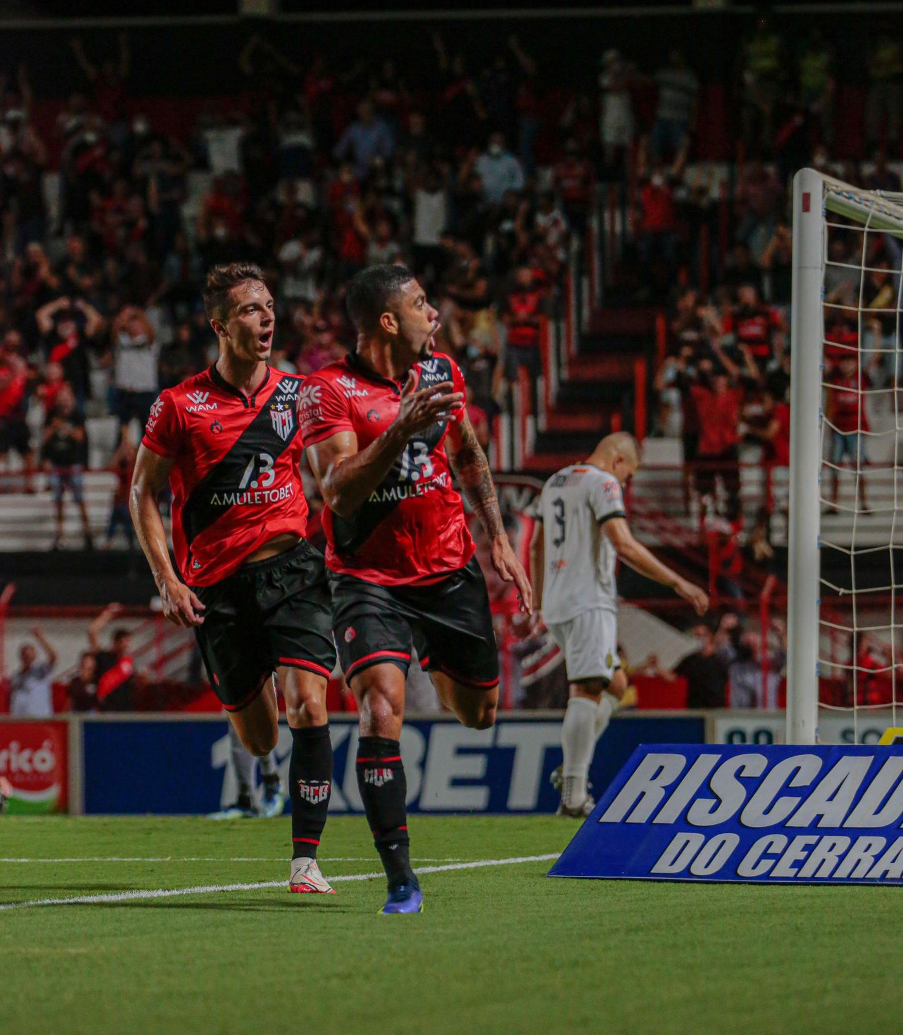 Atlético-GO brilha, vence Aparecidense e assume liderança do Grupo B do Goiano