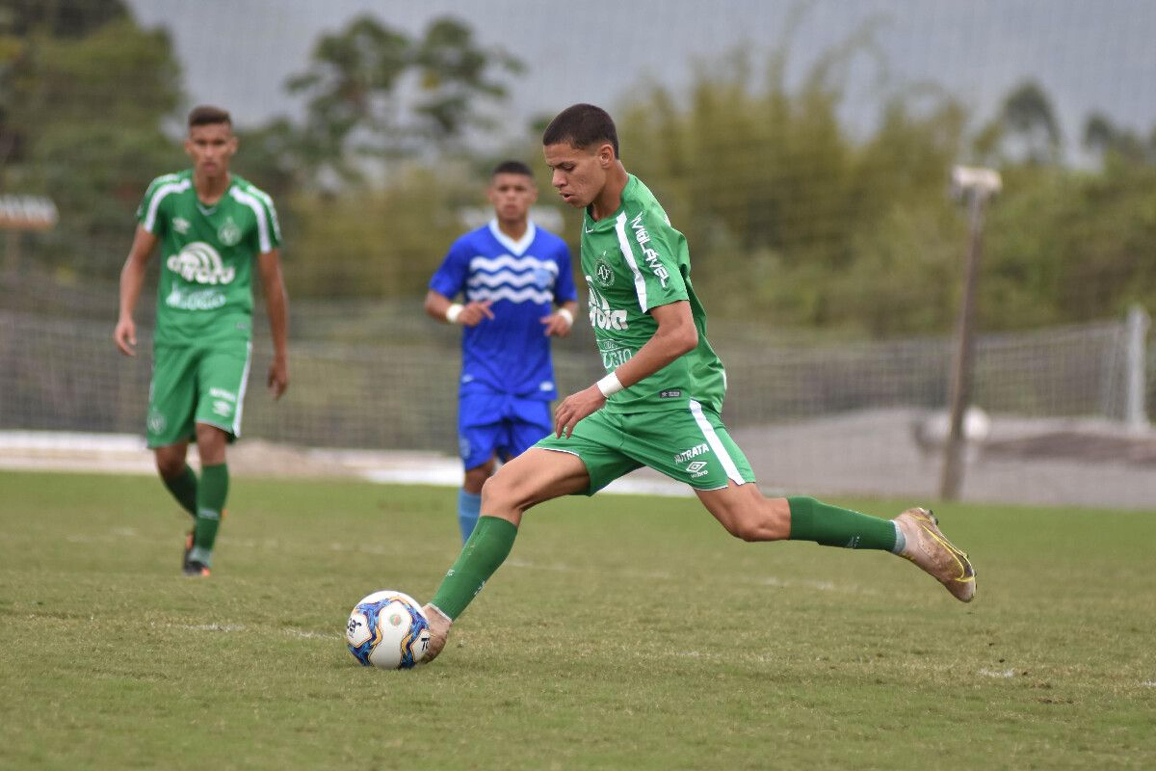 Pedro Mota projeta futuro no sub-20 da Chapecoense