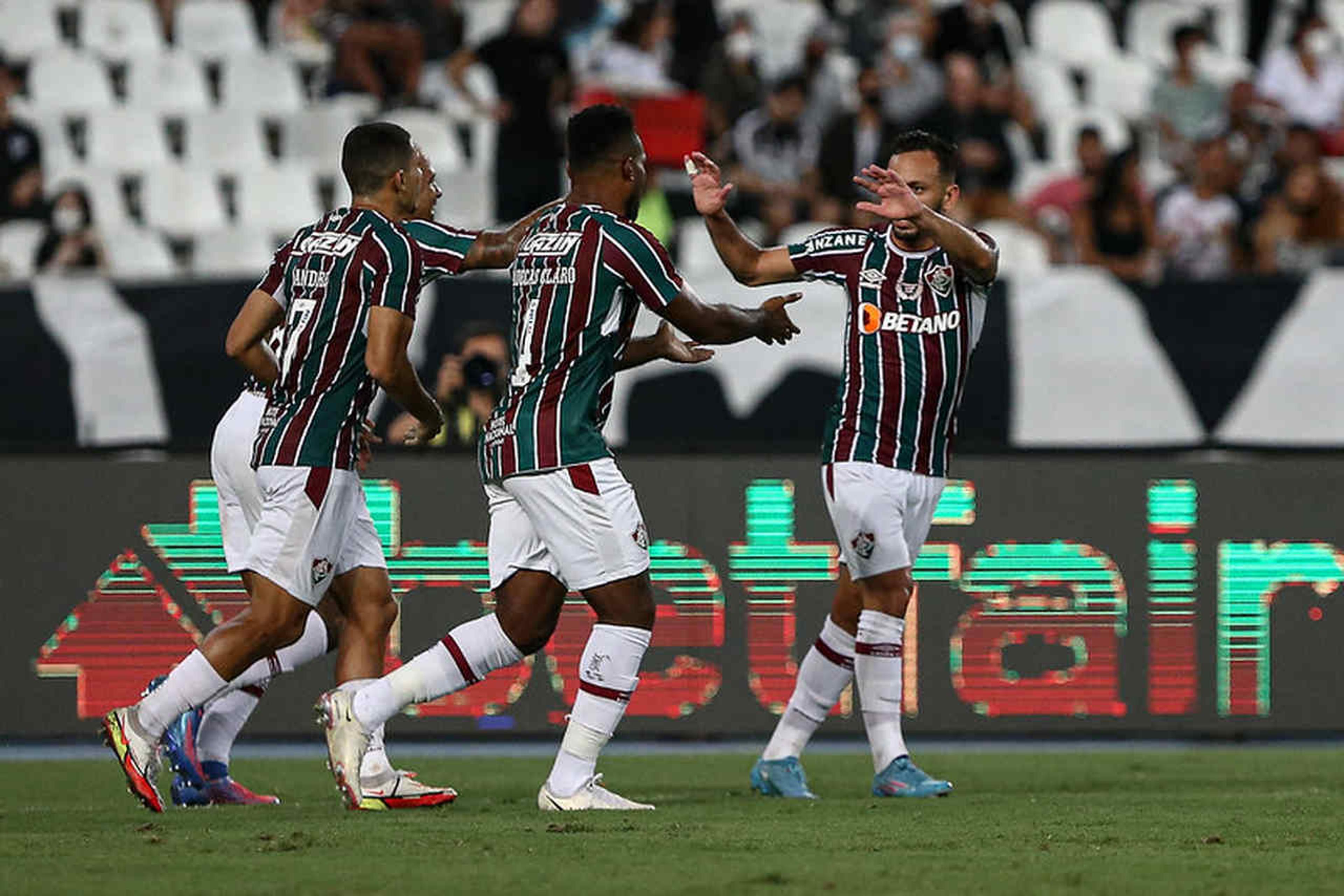 Autor do gol da virada, Luccas Claro celebra vitória do Fluminense, mas critica arbitragem do clássico