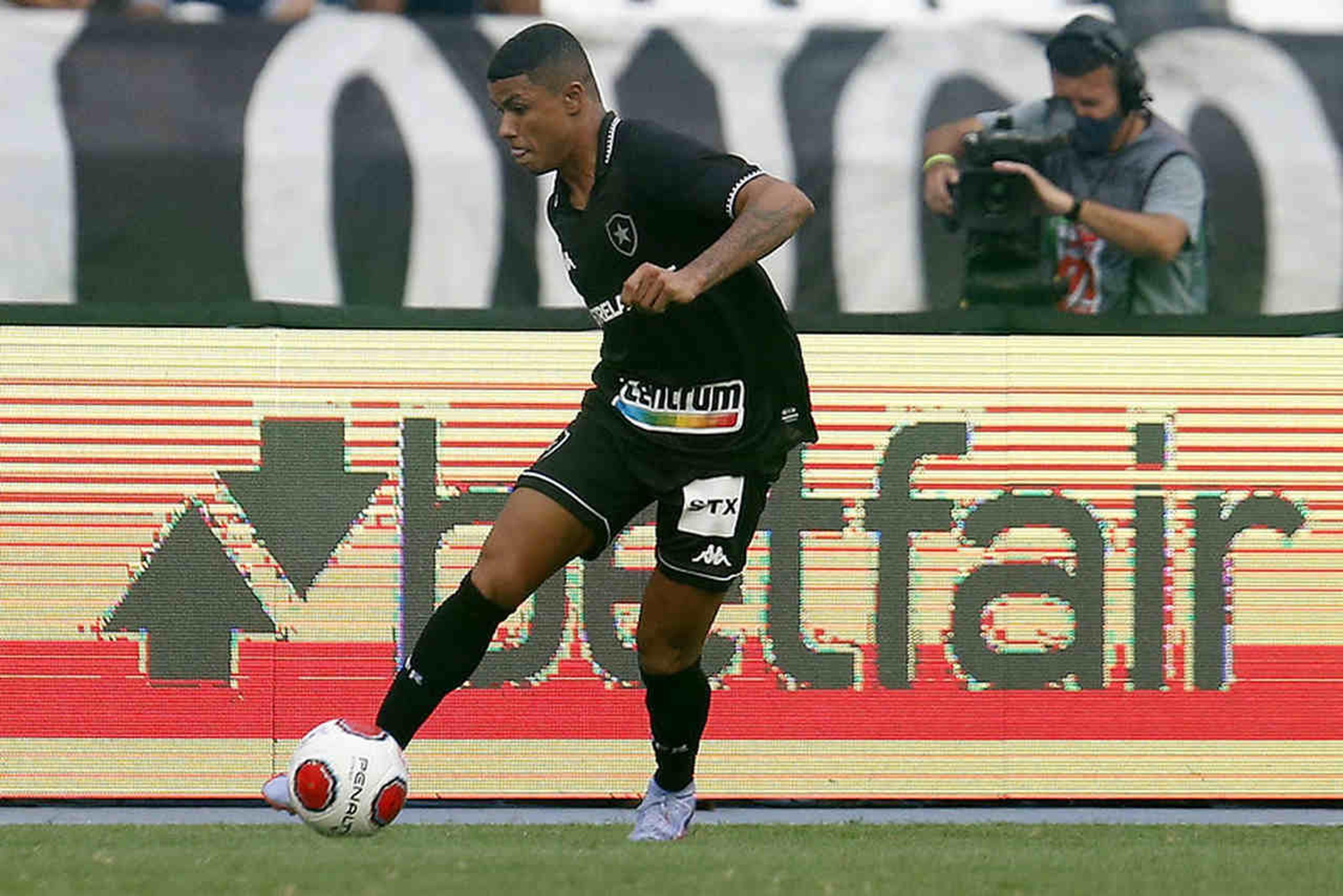 Vitinho, do Botafogo, tem entorse detectada no joelho direito e realizará exame de imagem