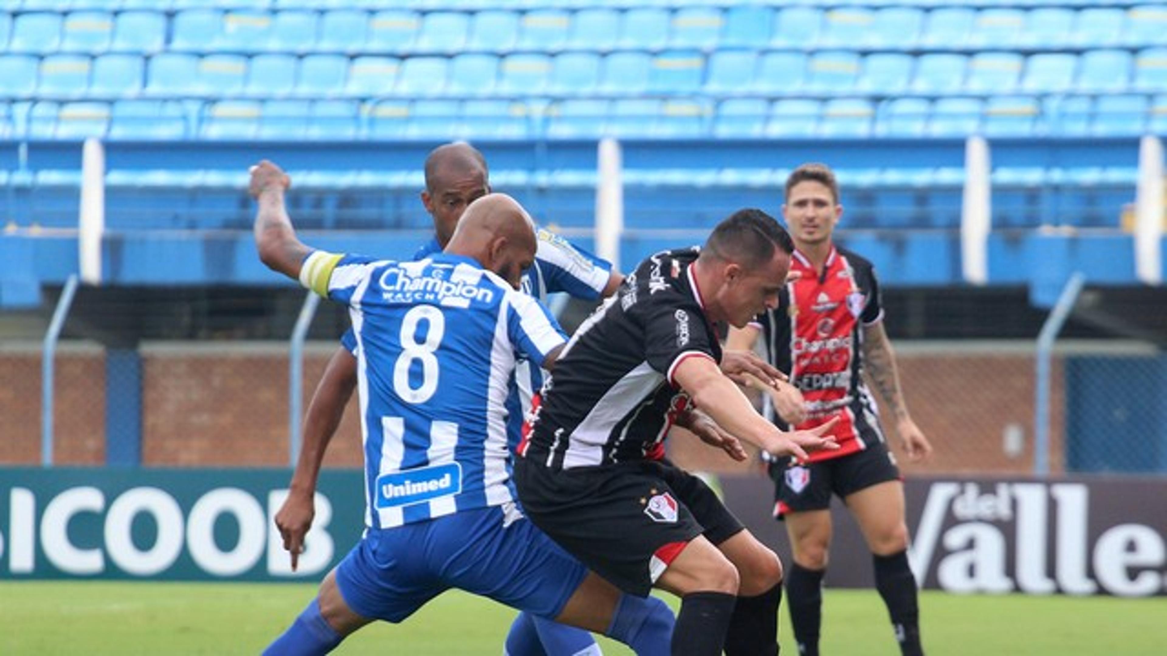 Com dois a menos, Avaí cria boas chances, se segura na defesa e empata com o Joinville