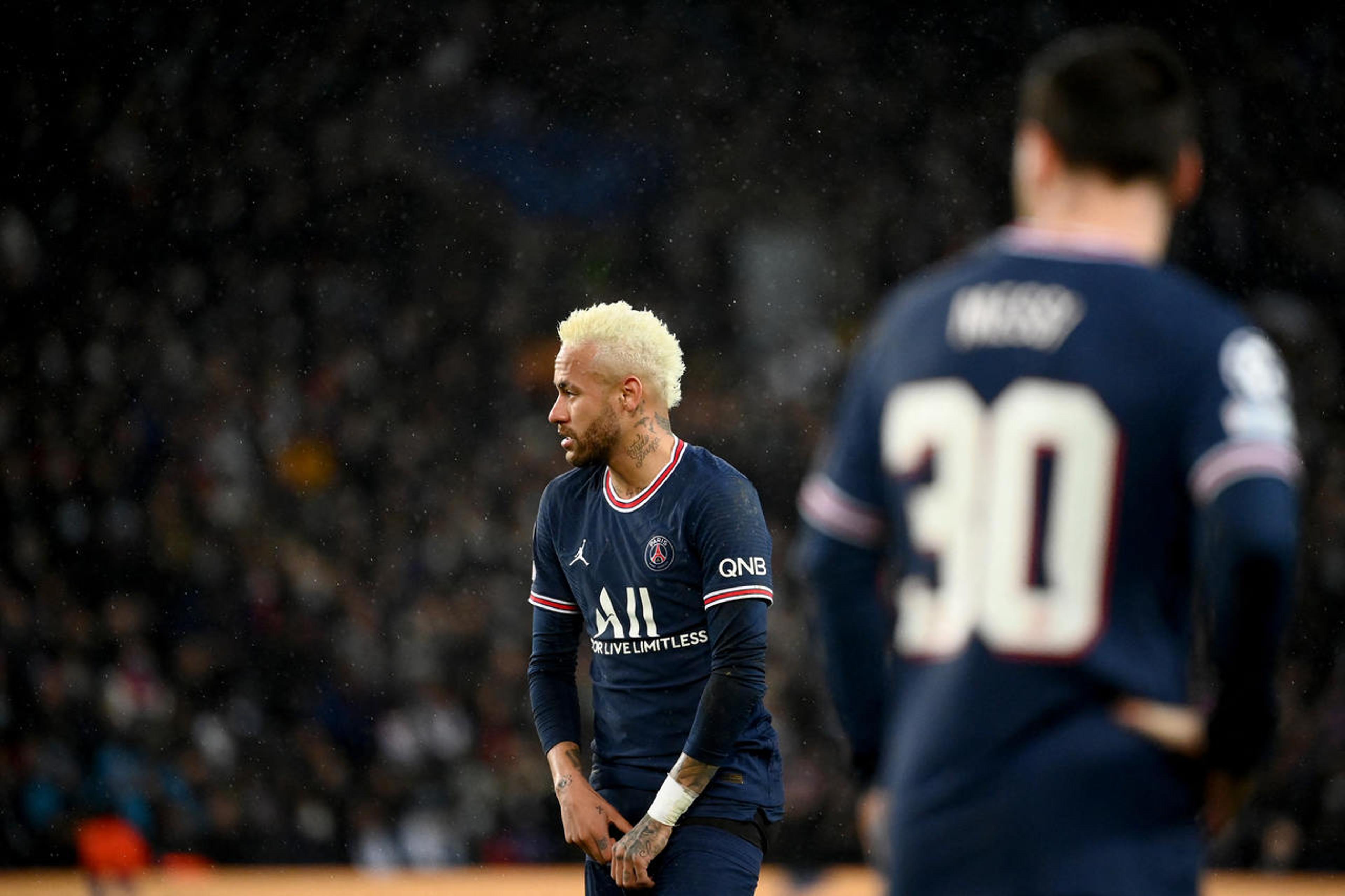 Neymar precisou consolar Messi no vestiário após vitória do PSG sobre o Real Madrid, diz canal francês