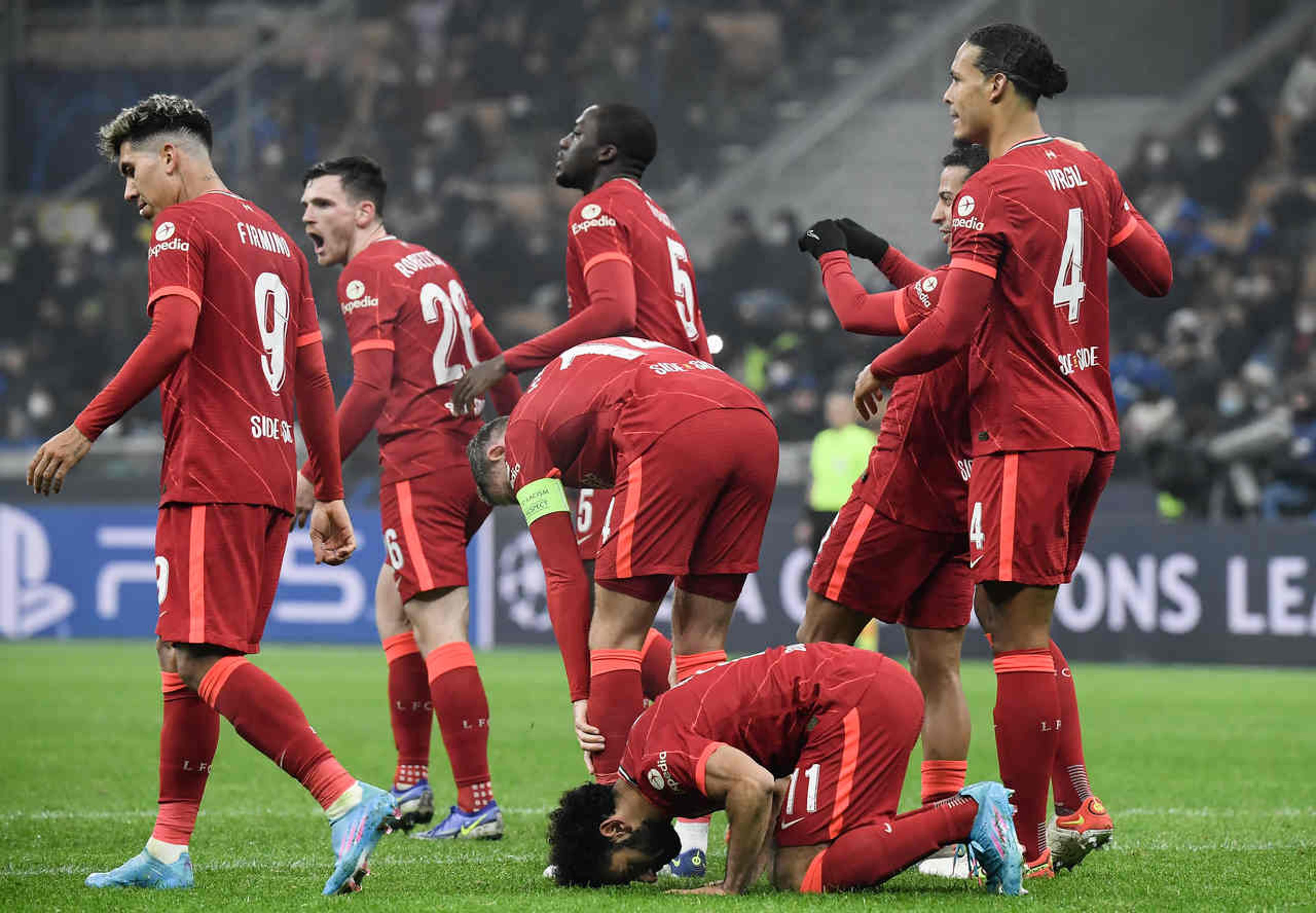 Com gols de Roberto Firmino e Salah, Liverpool vence a Inter de Milão e larga em vantagem na Champions