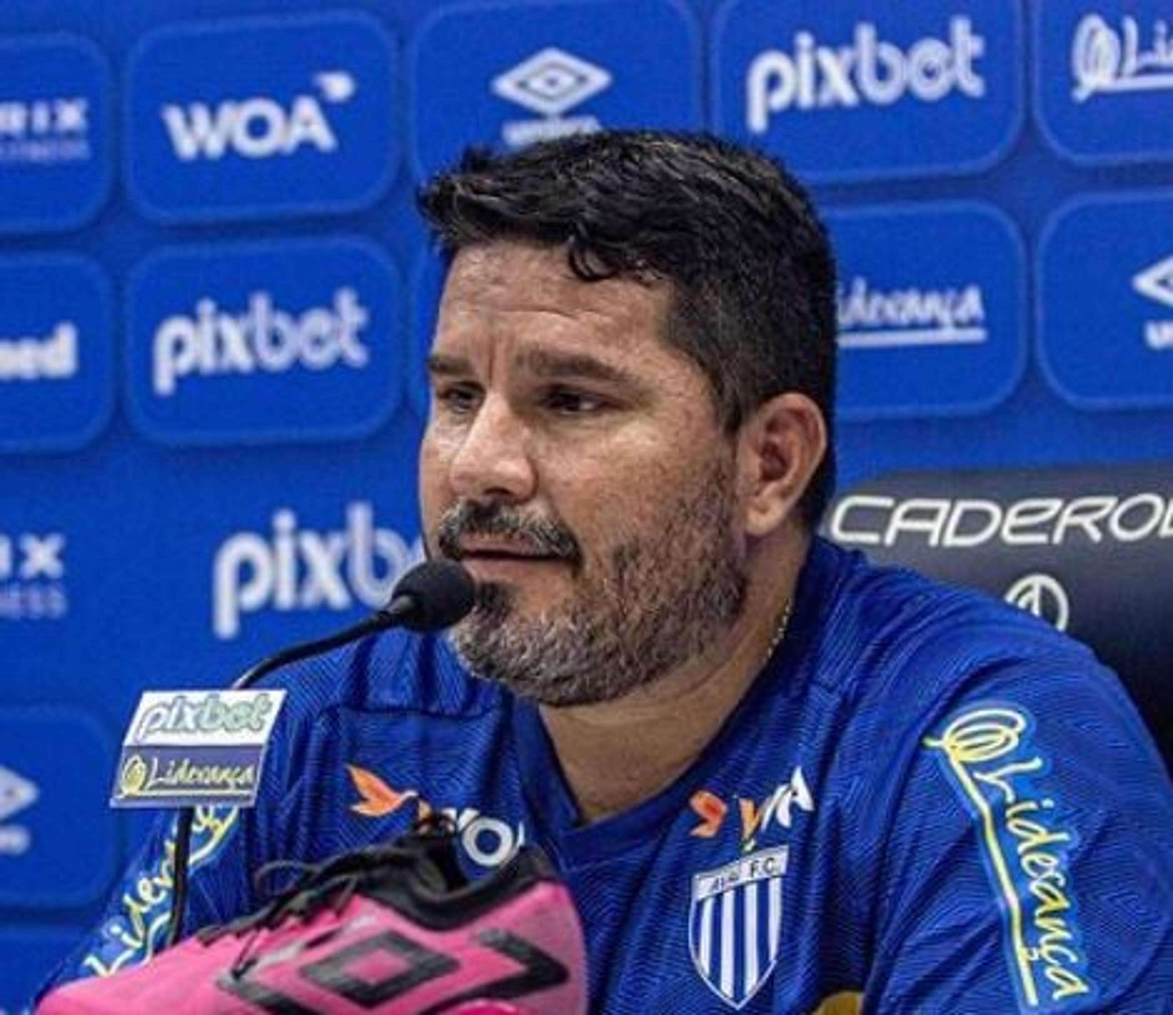 Eduardo Barroca comemora empate do Avaí fora de casa