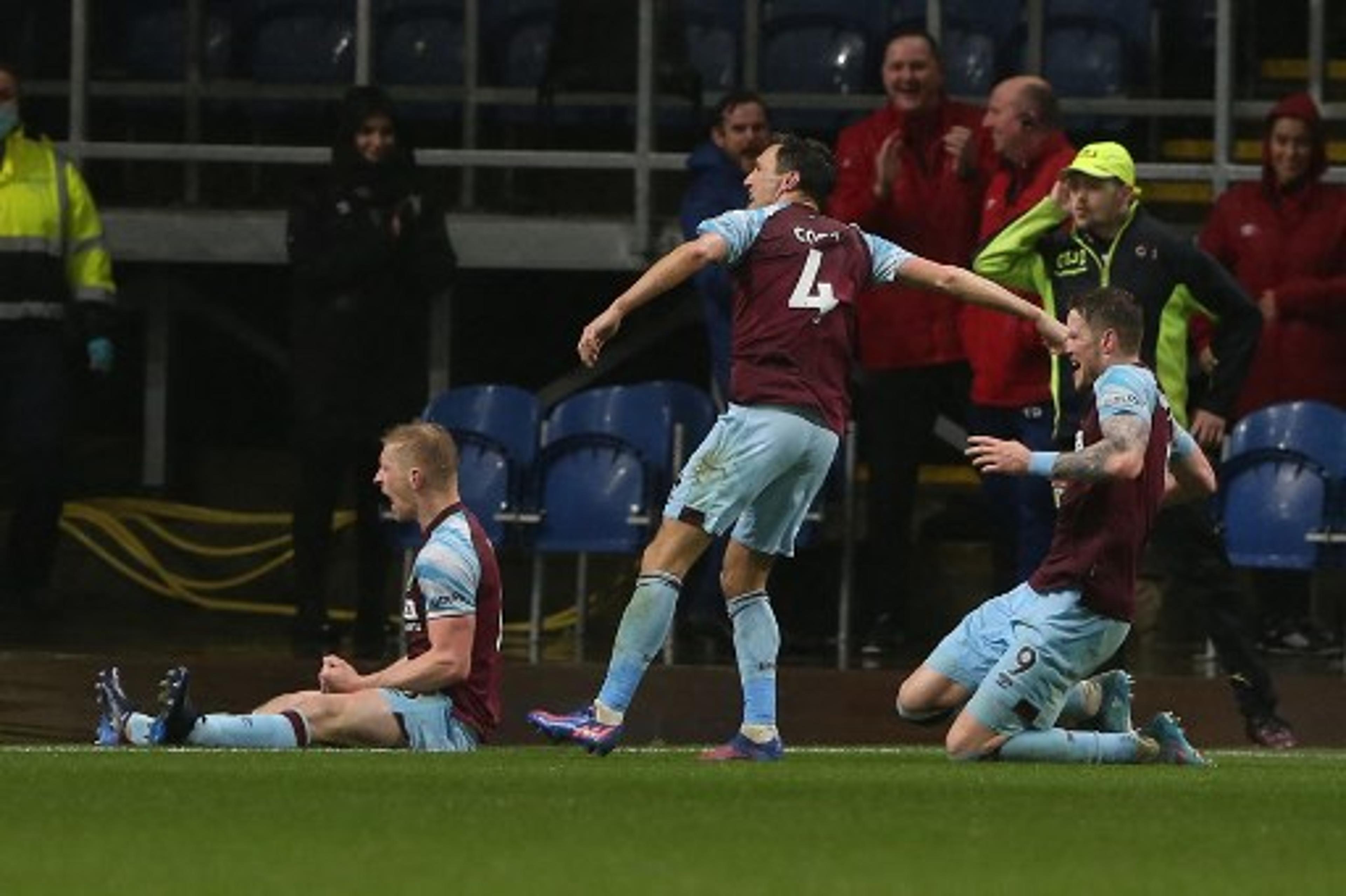 Tottenham desperdiça chances e sofre derrota para o Burnley