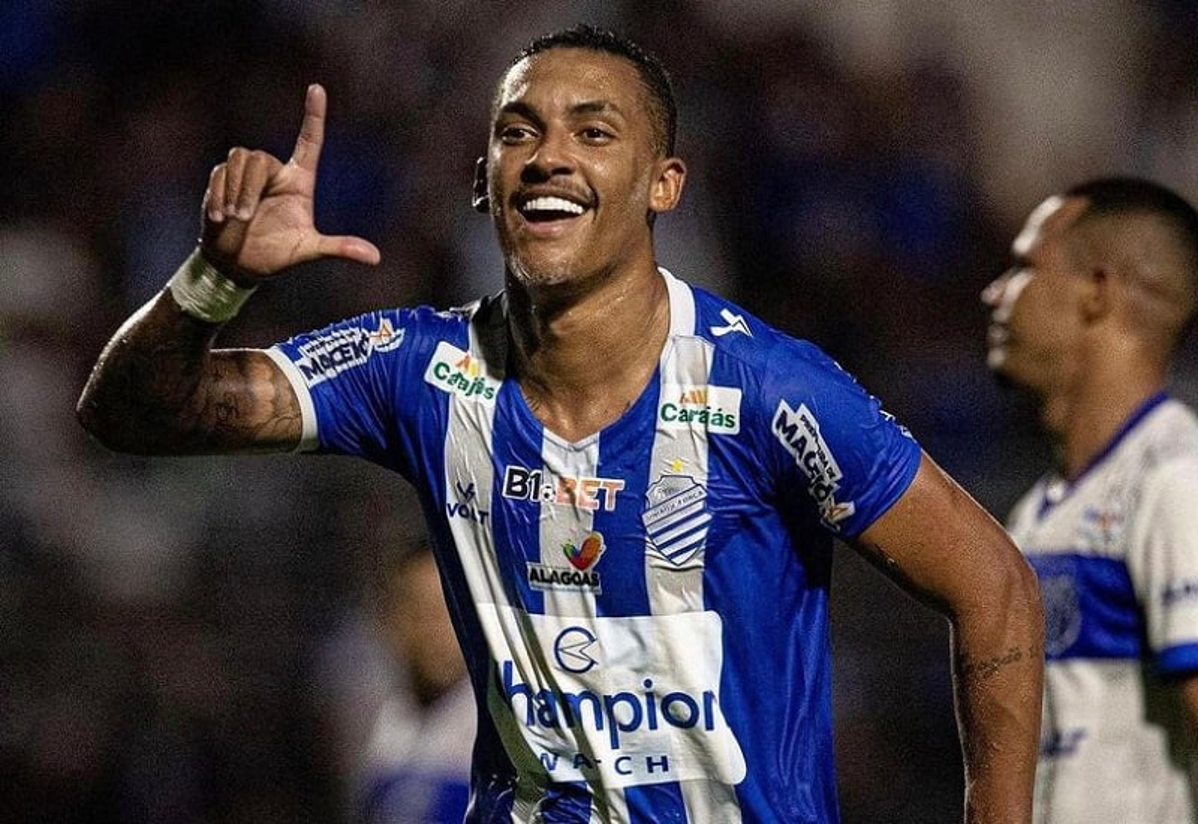 Lucas Barcellos comemora ótima fase com a camisa do CSA