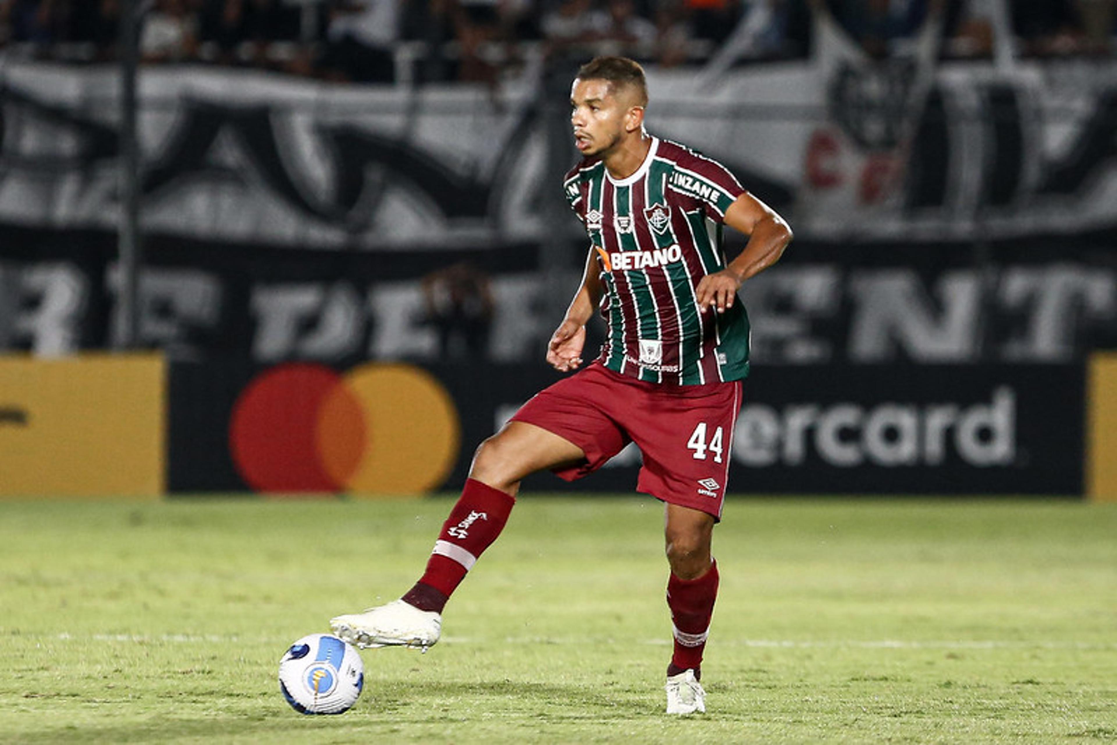 David Braz fala em ‘erro absurdo’ em eliminação do Fluminense e acusa árbitro de chutá-lo: ‘Vergonha’