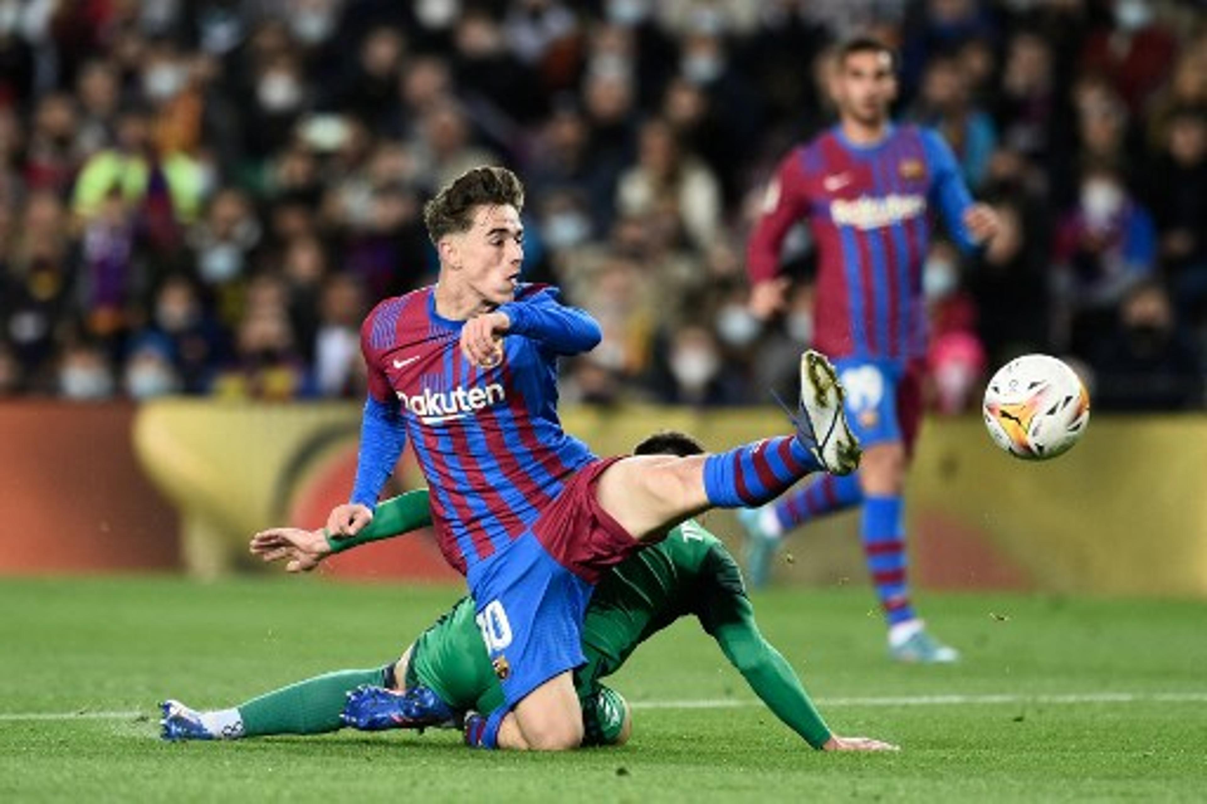 Gigantes da Premier League monitoram joia do Barcelona