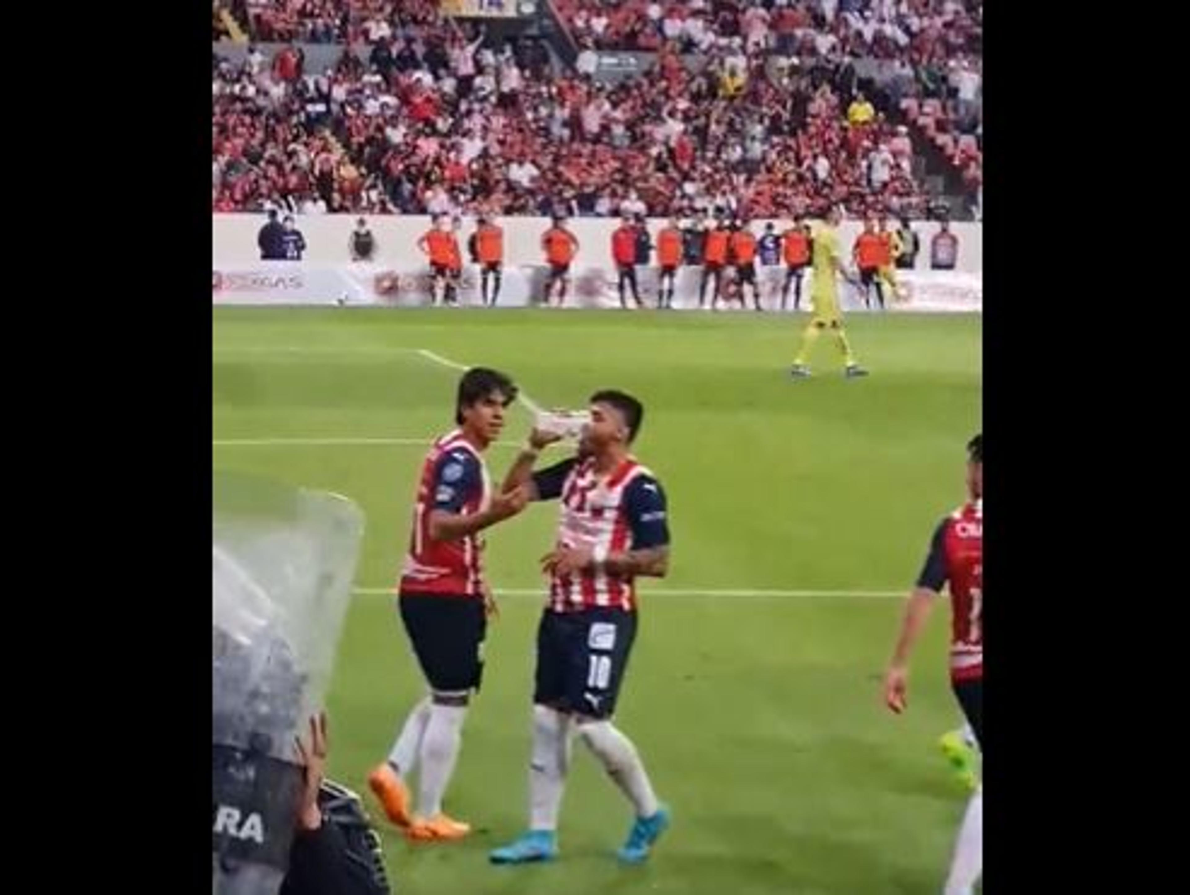 Jogador bebe cerveja dentro do gramado e provoca torcida; assista