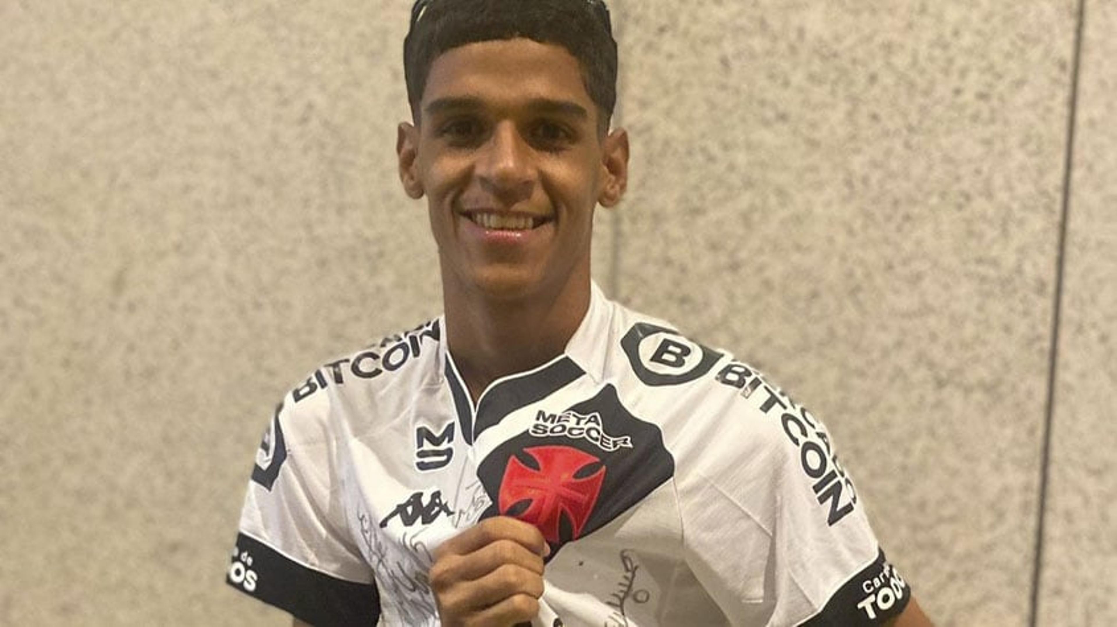 ‘Luva de Pedreiro’ vai em podcast do Vasco e revela curiosidade sobre o dia com os jogadores: ‘Ganhei do Nene’