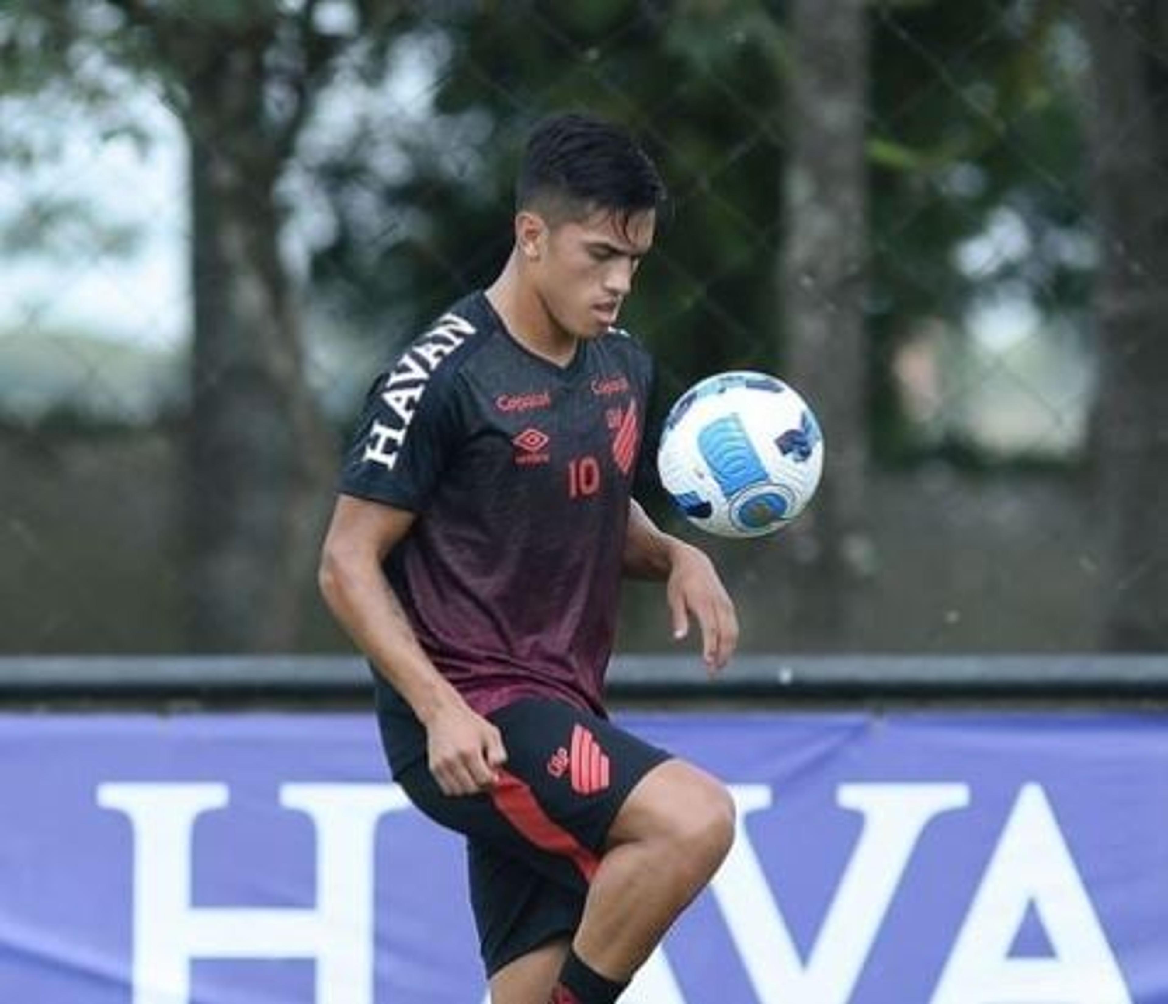 Tomás Cuello comemora gol em sua estreia pelo Athletico e destaca rapida adaptação