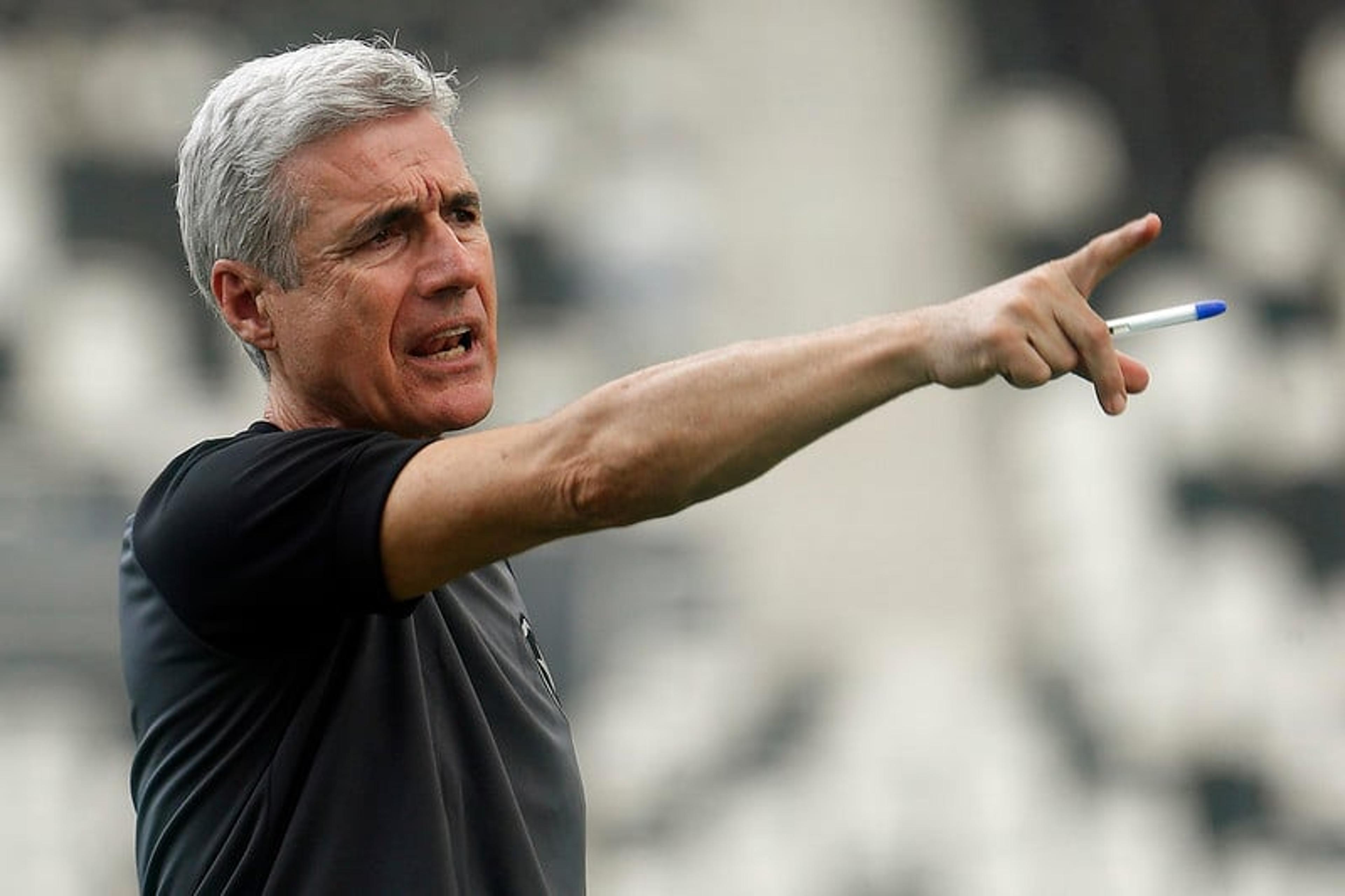 Sem visto de trabalho, Luís Castro pode ficar fora de mais um jogo do Botafogo pelo Brasileiro