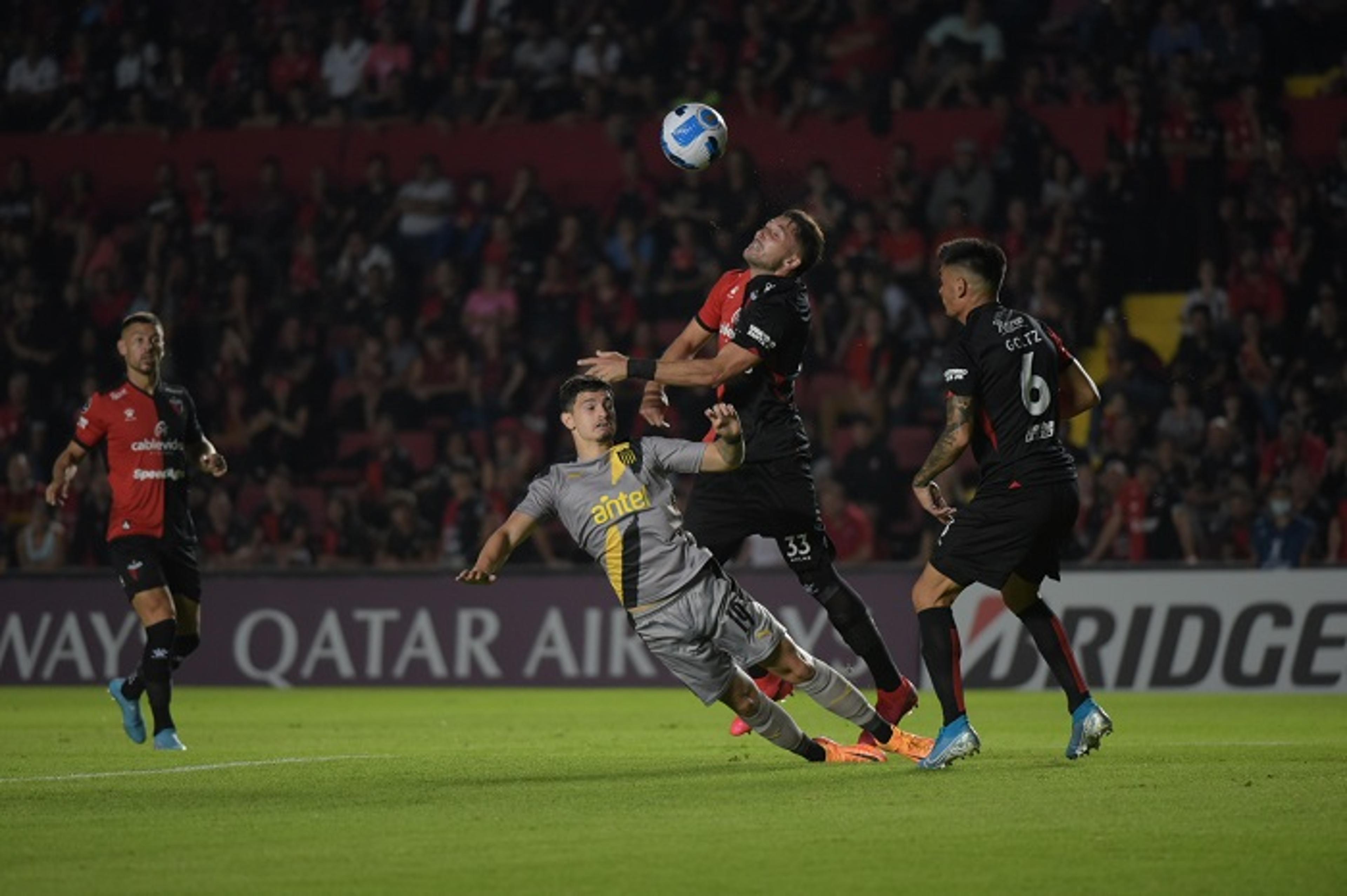 Com gol no fim, Colón estreia com vitória sobre o Peñarol pela Libertadores