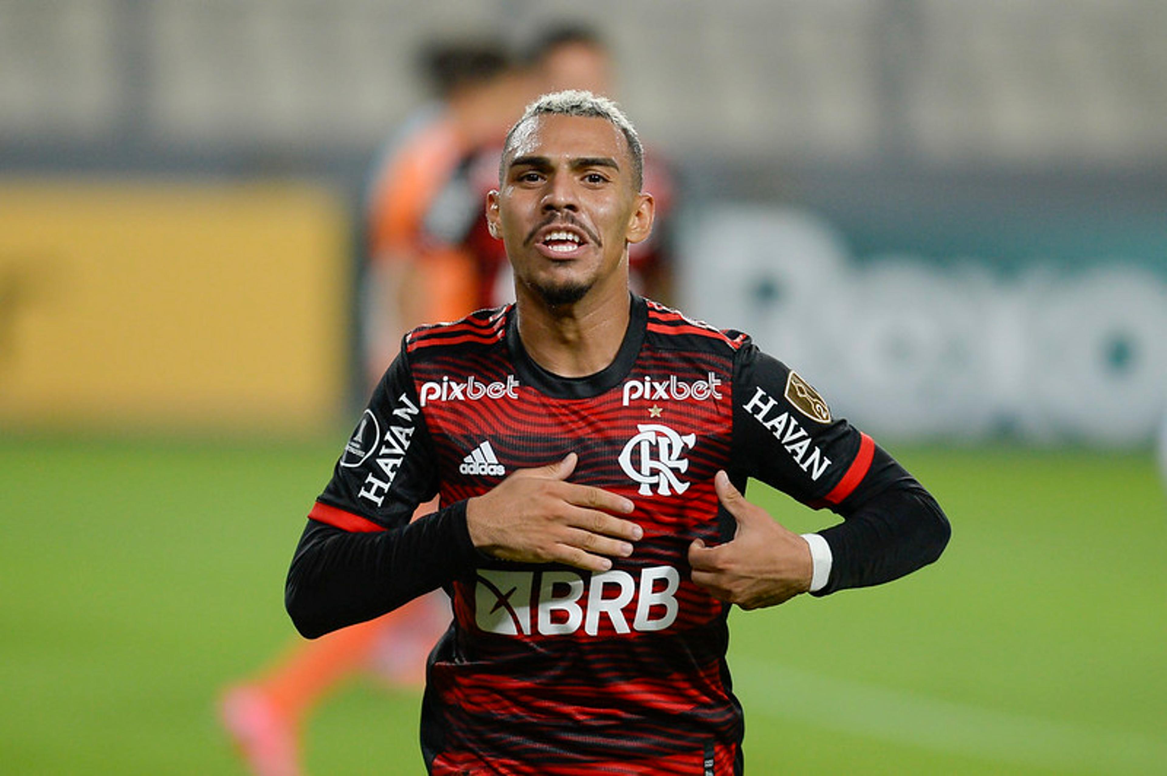 Matheuzinho, do Flamengo, desabafa nas redes sociais após sofrer fratura